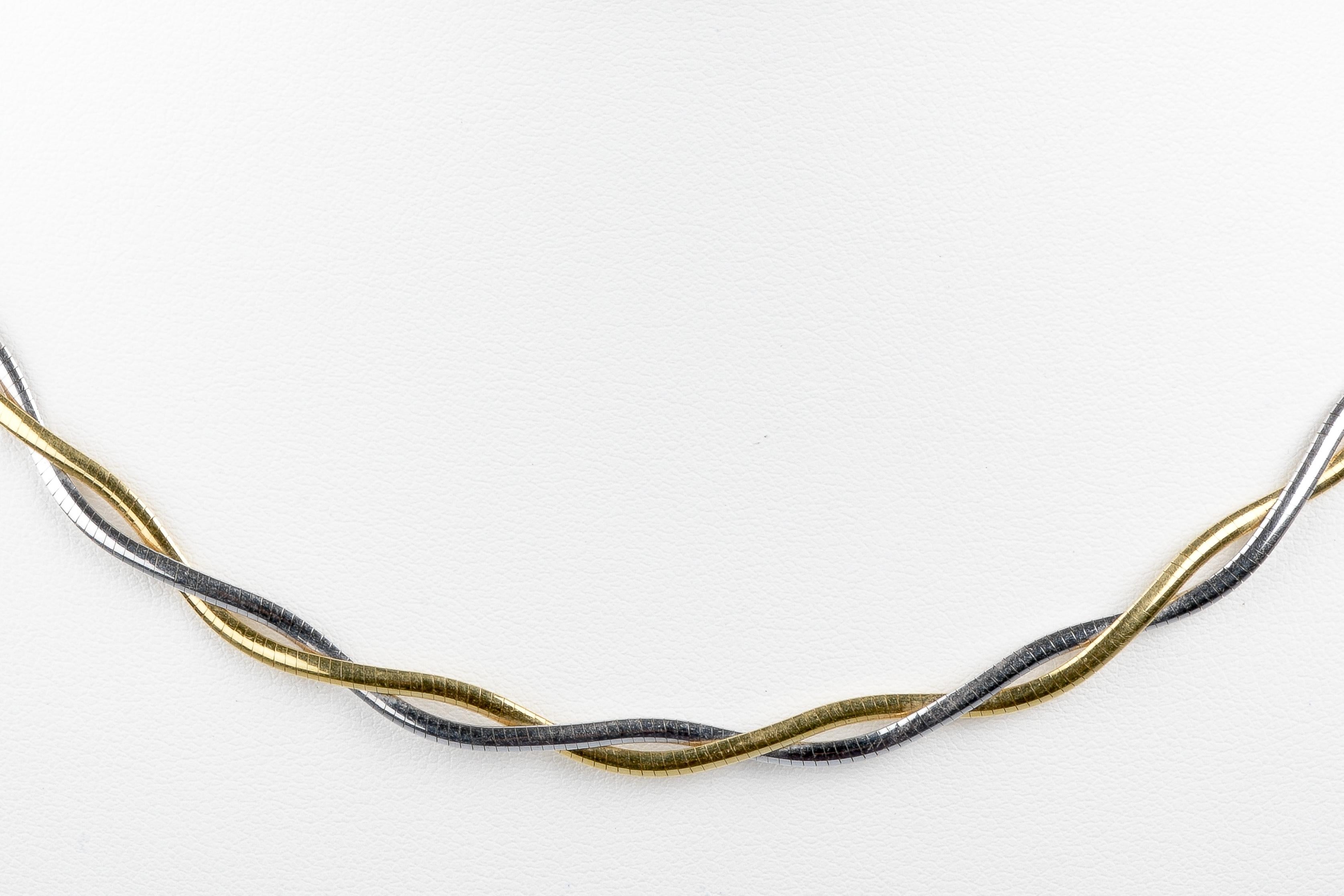 18 carat yellow and white gold necklace designed with a braided mesh and a lobster clasp.

Weight : 15.10 gr. 

Dimensions : 41.50 x 0.46 x 0.10 cm

Jewel delivered in a luxurious box with a certificate of authenticity Monte-Carlo Bijoux.