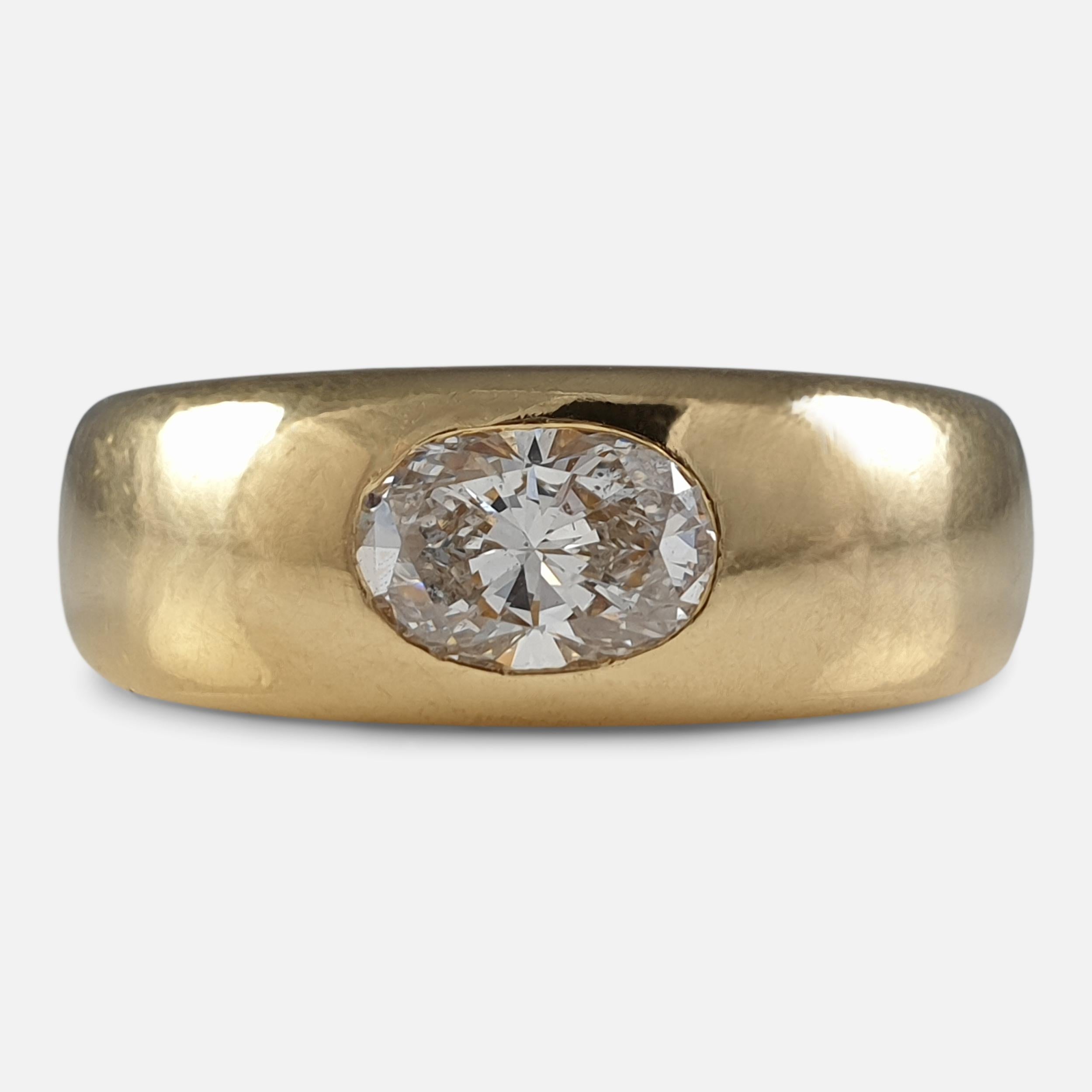 Ein Zigeunerring aus 18 Karat Gelbgold mit Diamanten. Der Goldring hat eine schlichte:: polierte Form mit einem hellen und lebendigen Diamanten im Ovalschliff von ca. 0::76 Karat:: der bündig zur Mitte in einer Zigeunerfassung in ein breites:: sich