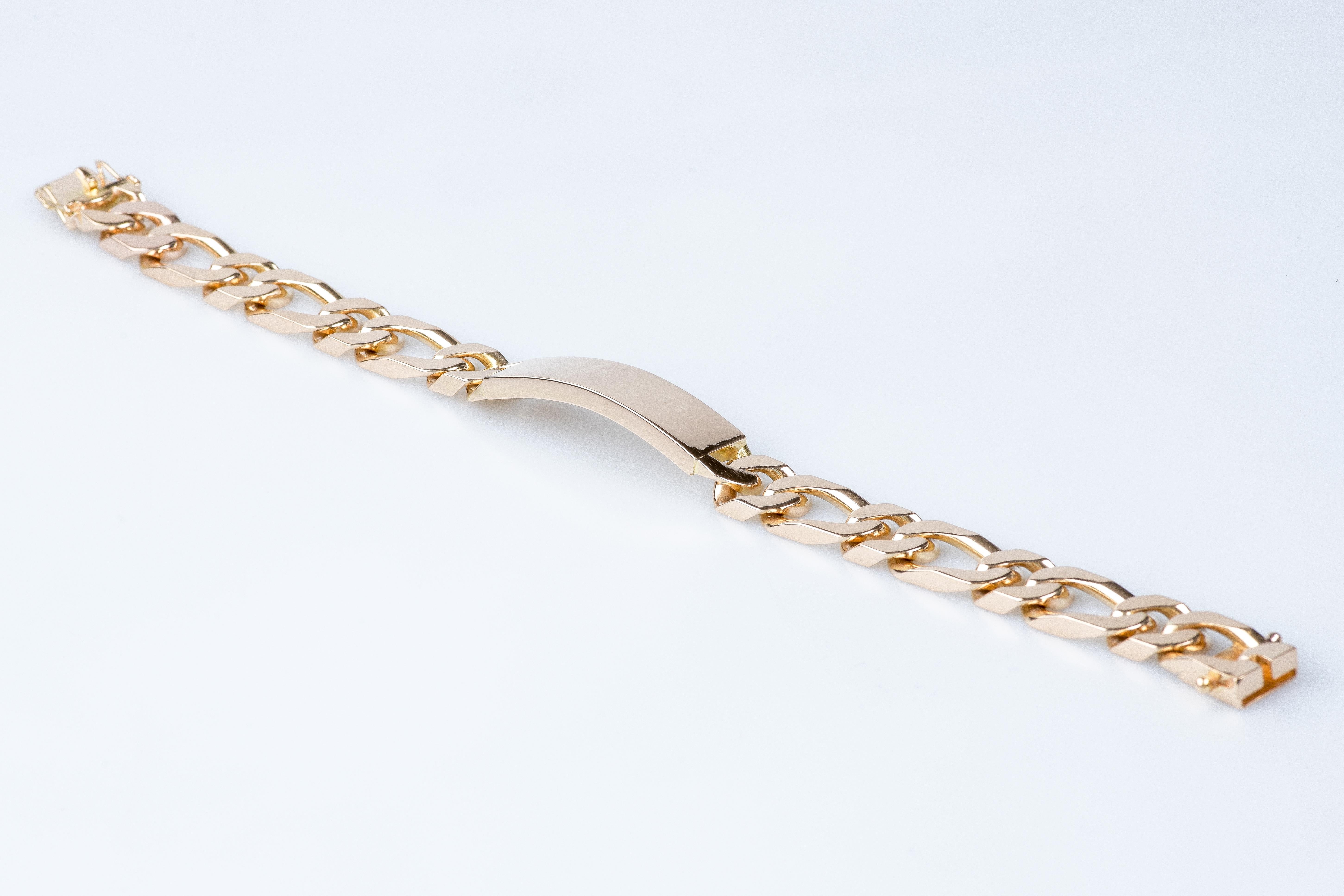 18 carat yellow gold identity bracelet designed with a alternating mesh and a ratchet clasp.

 Weight : 69.00 gr. 

Dimensions : 22 x 5.00 x 1.10 x 0.35 cm

Jewel delivered in a luxurious box with a certificate of authenticity Monte-Carlo Bijoux.