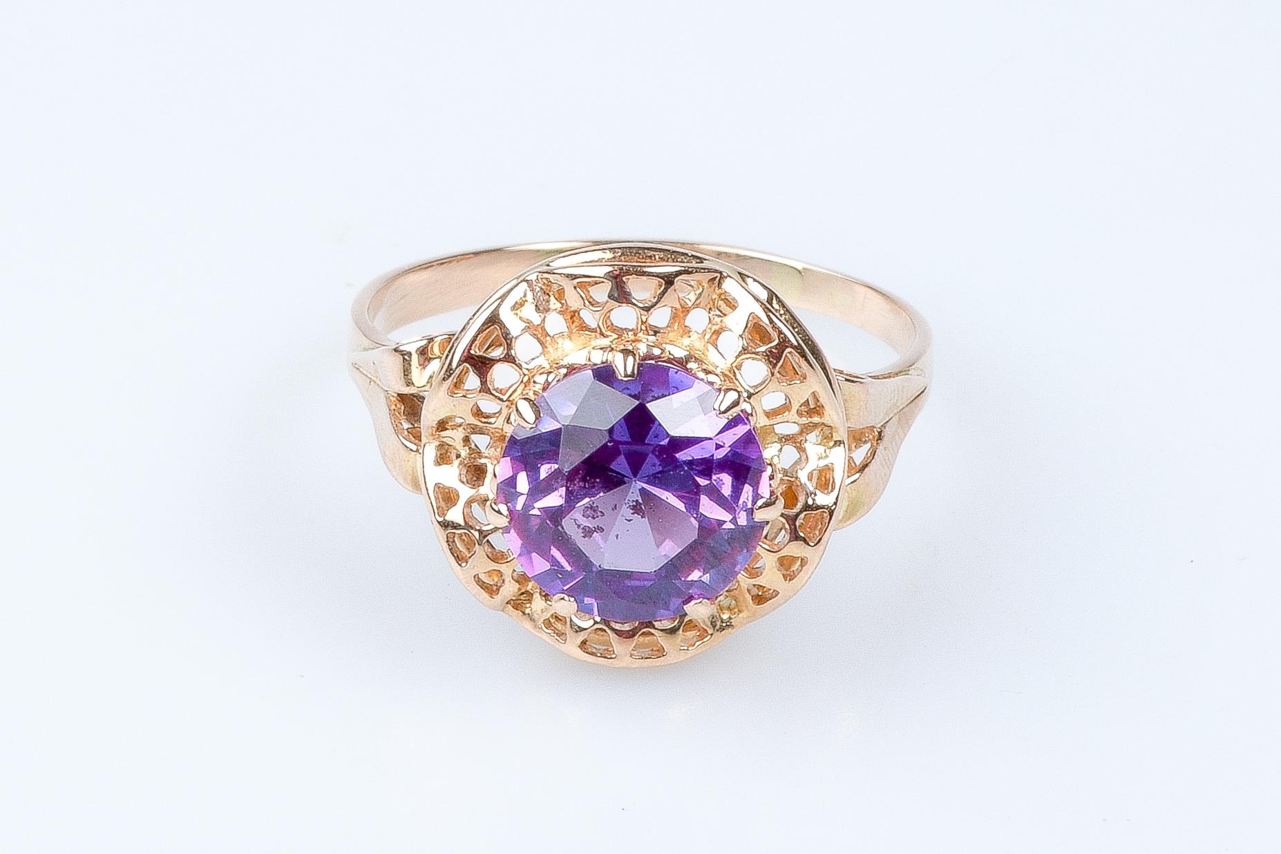 18 carat yellow gold ring designed with 1 round amethyst weighing 1.84 carat.

 Weight : 4.00 gr. 

Size: EU : 57  - SP/IT : 17 - US : 8

Dimensions : 1.40 x 1.40 cm
Width : 0.20 cm

Jewel delivered in a luxurious box with a certificate of