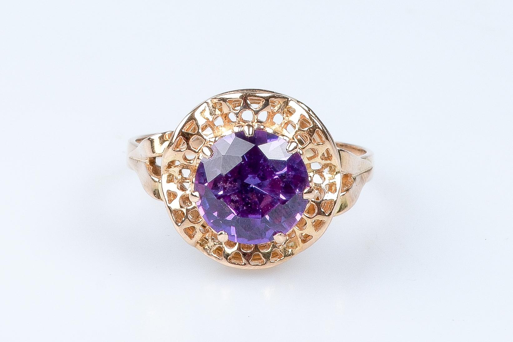Round Cut 18 carat yellow gold amethyst ring For Sale