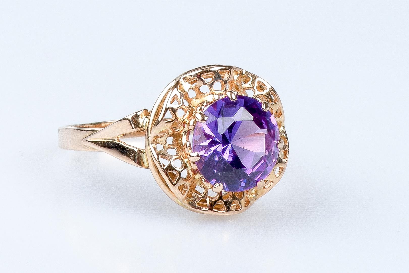 Women's 18 carat yellow gold amethyst ring For Sale