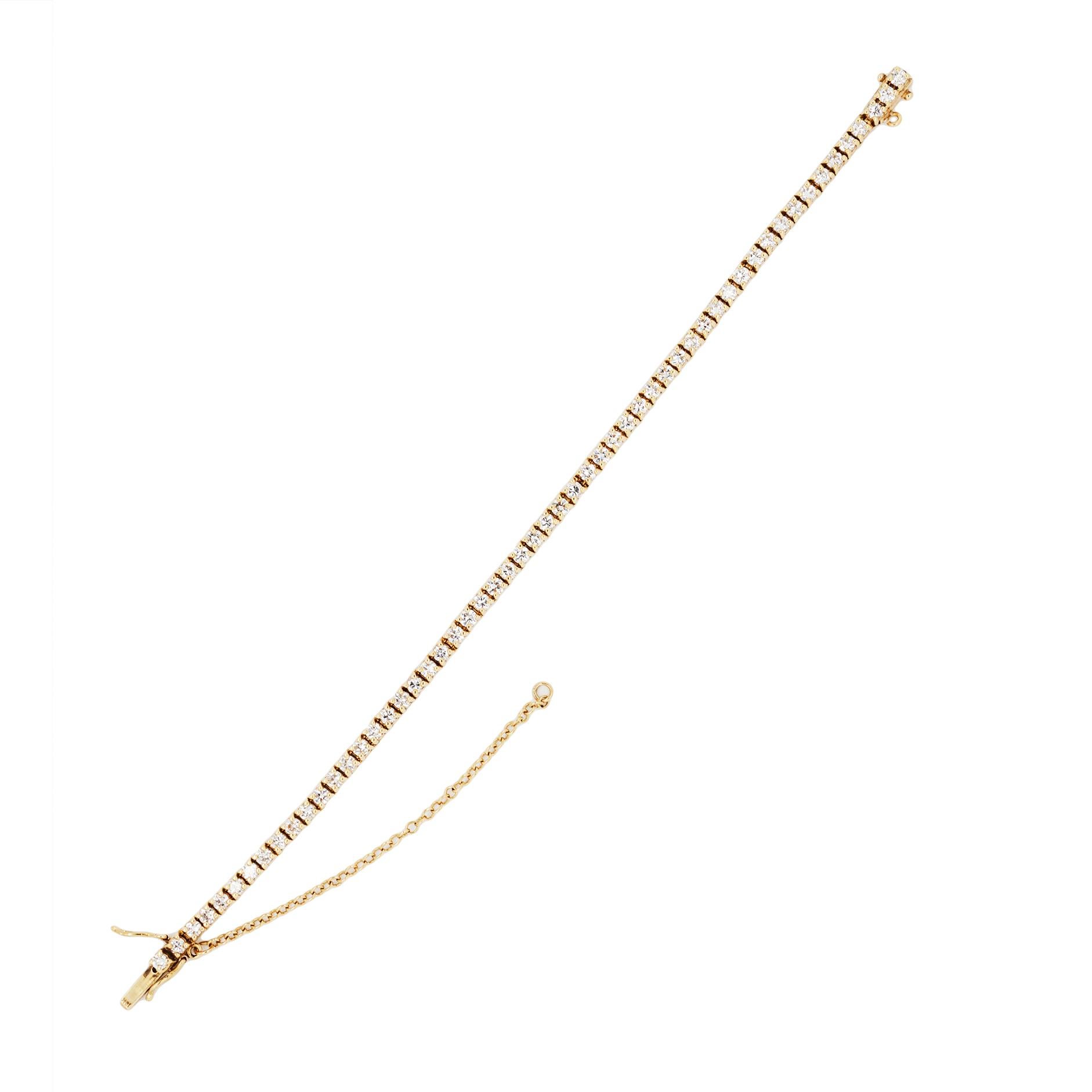 Ein klassisches und exquisites Tennisarmband aus warmem 18-karätigem Gelbgold in feinster Handarbeit.

Das atemberaubende Schmuckstück präsentiert 56 runde Diamanten im Brillantschliff, die einzeln in vier offenen Krallenfassungen gefasst sind und