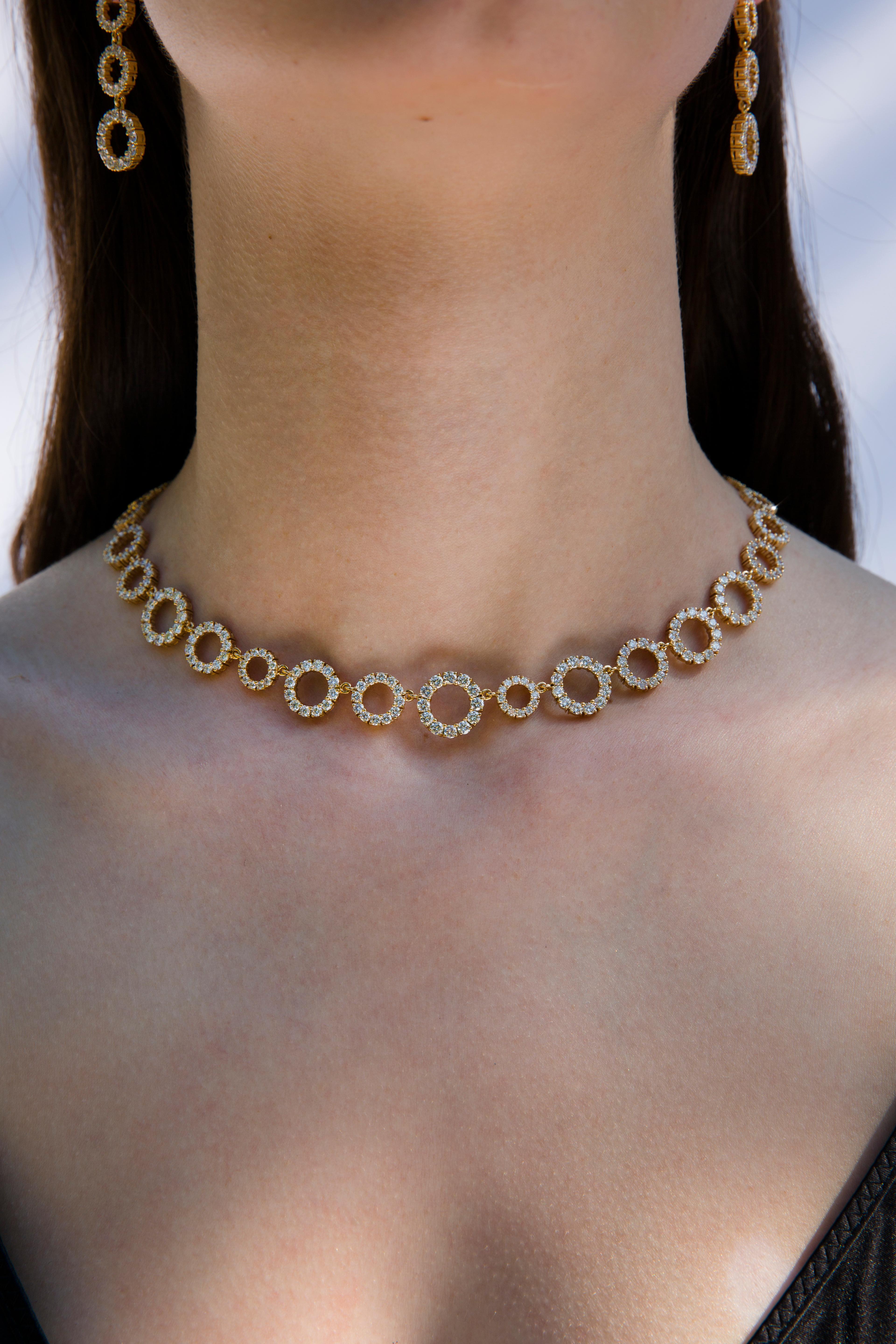 Contemporary 18 Carat Yellow Gold and Round Cut Diamonds Necklace