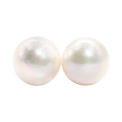 18 Carat Yellow Gold and White Round Freshwater Pearl Vintage Stud Earrings