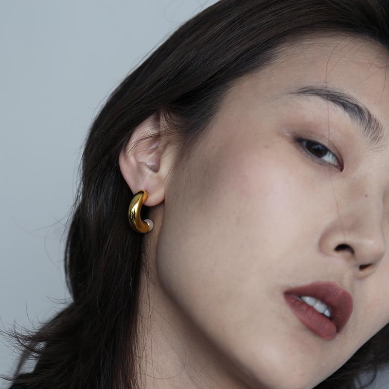 Modern 18 Carat yellow Gold Anneal Pearl Earrings For Sale