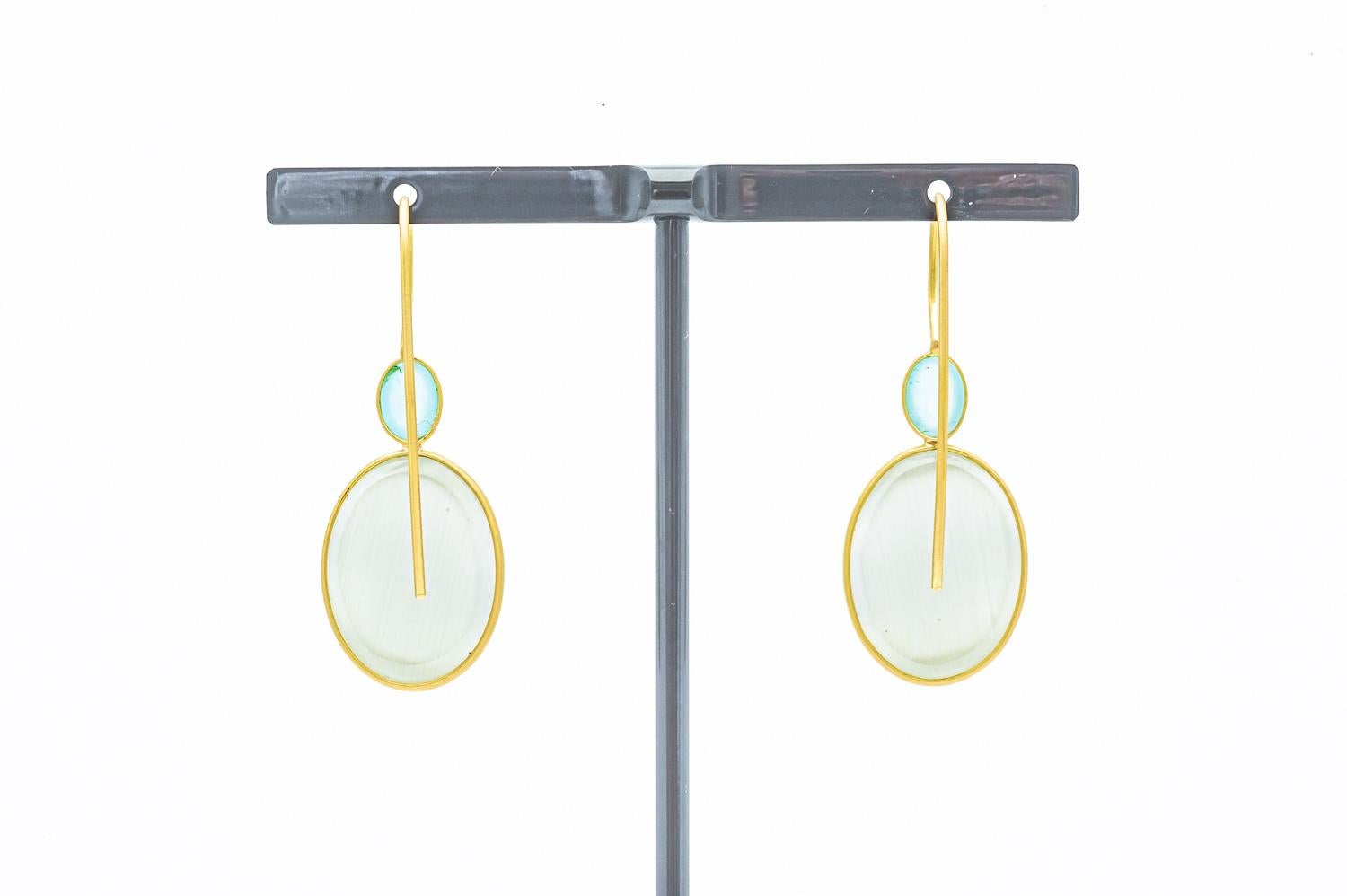 Introducing our exquisite and elegant Art Deco-inspired hanging earrings, crafted with the utmost precision and sophistication. Meticulously designed with 18 carat yellow gold, these captivating earrings boast a delightful combination of lustrous