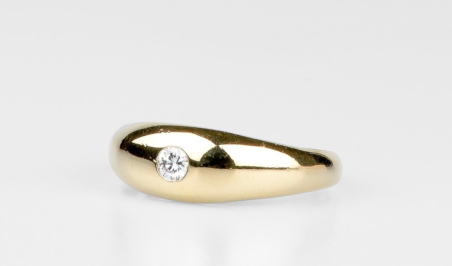 18 carat yellow gold band ring designed a round brilliant cut diamond For Sale 5
