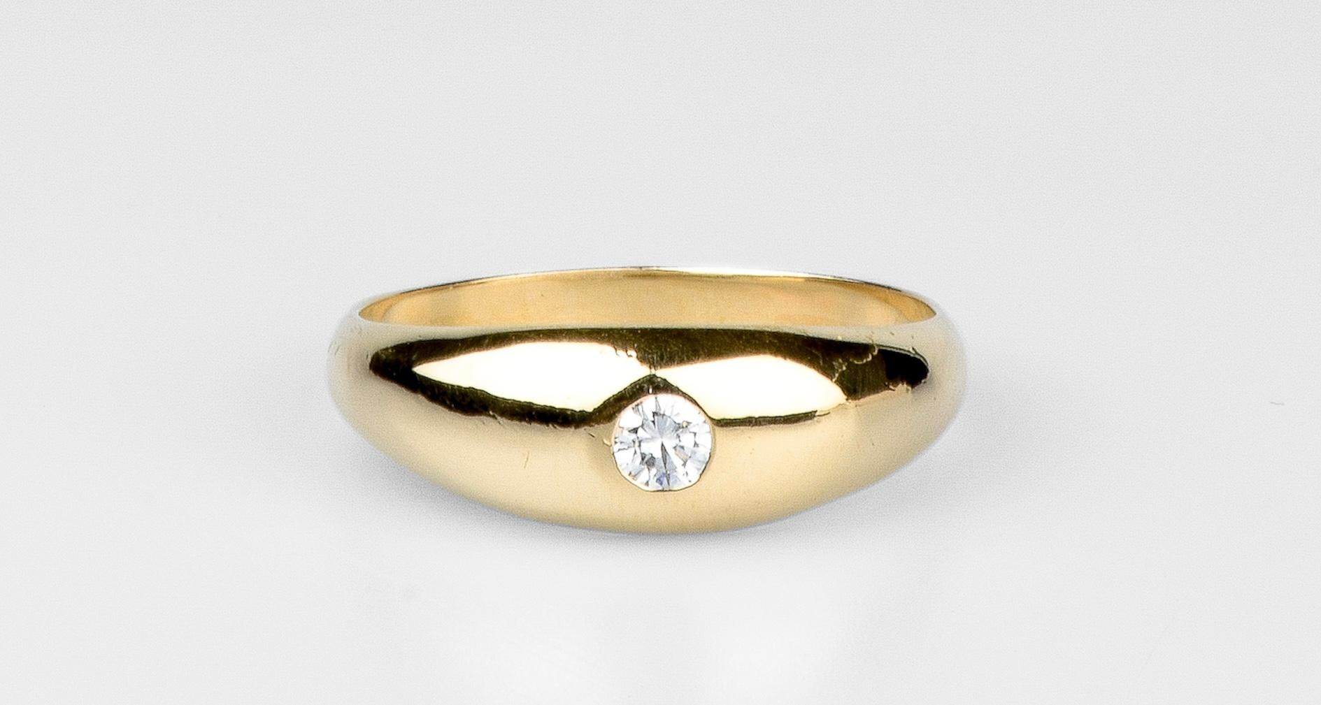 ring aus 18 Karat Gelbgold mit 1 runden Diamanten im Brillantschliff mit einem Gewicht von 0,085 Karat. 

Qualität des Diamanten:
Farbe: H
Klarheit: VS2

Gewicht: 3,70 g. 

Größe: EU: 62 - ESP/IT: 22 - US: 10

Abmessungen: 0.75 cm
Breite des Rings: