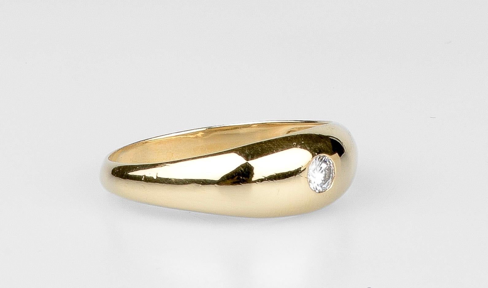 Round Cut 18 carat yellow gold band ring designed a round brilliant cut diamond For Sale