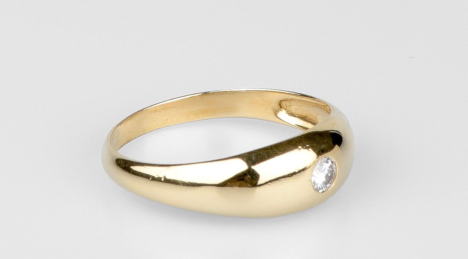 18 carat yellow gold band ring designed a round brilliant cut diamond In Excellent Condition For Sale In Monte-Carlo, MC