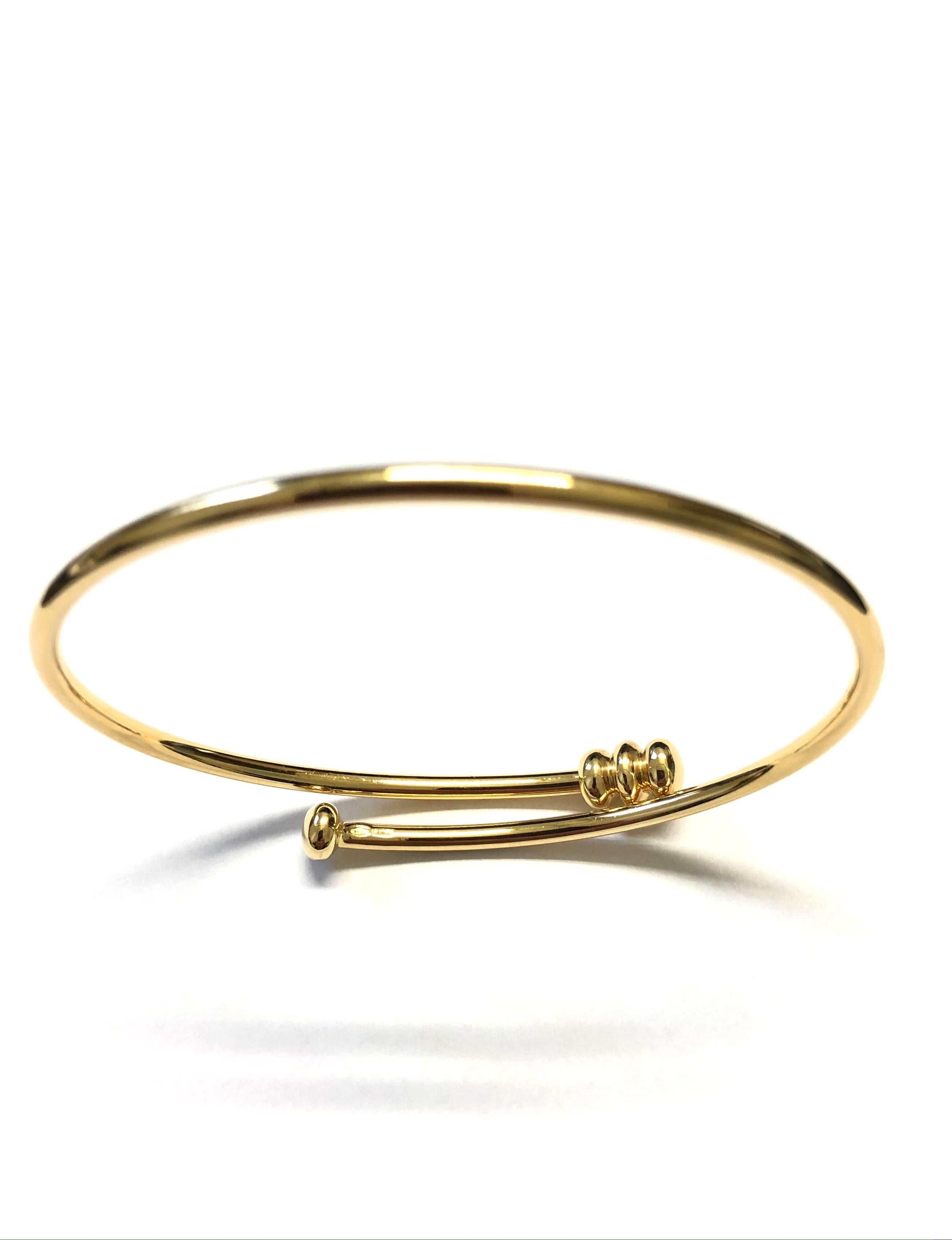Contemporary 18 Carat Yellow Gold Bangle Bracelet For Sale