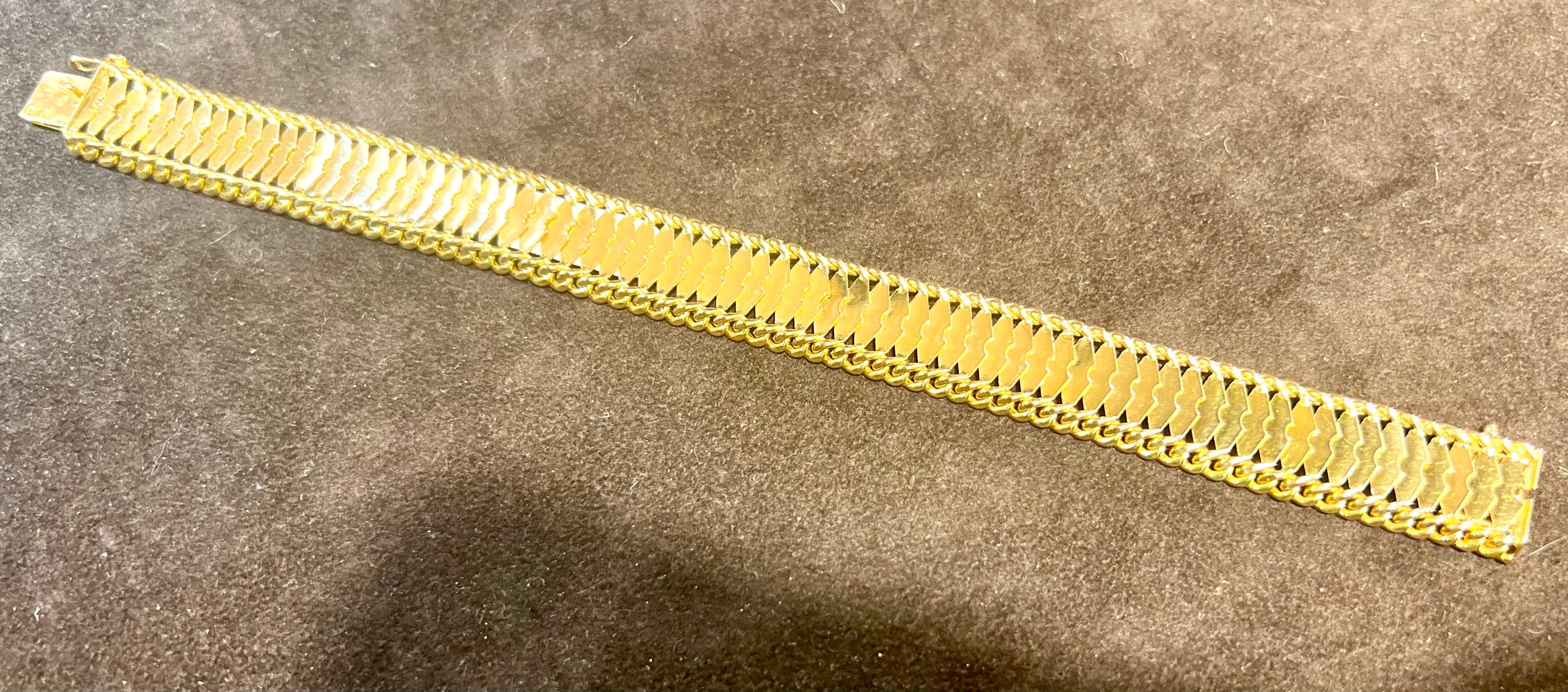 Bracelet en or 18 carats avec maille articulée
poids total : 25,33 grammes
en bonne condition
longueur : 20 cm
largeur : 1,5 cm
