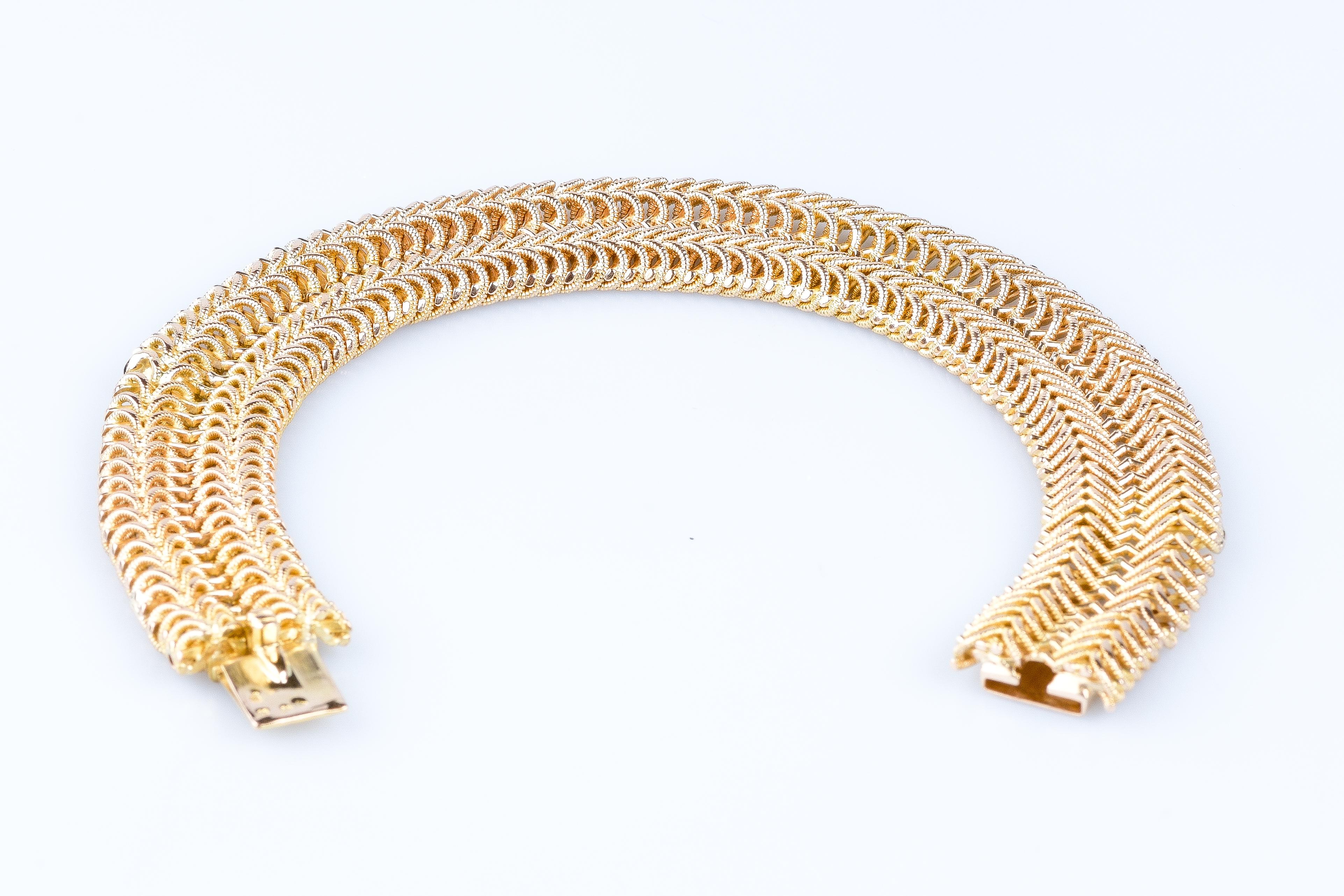 18 carat yellow gold bracelet designed with a soft mesh.

 Weight : 45.80 gr. 

Dimensions : 19.5 x 1.40 cm

Jewel delivered in a luxurious box. 

Condition : Like new

18 carat gold eagle head hallmark on the jewel. 

Secure and express delivery