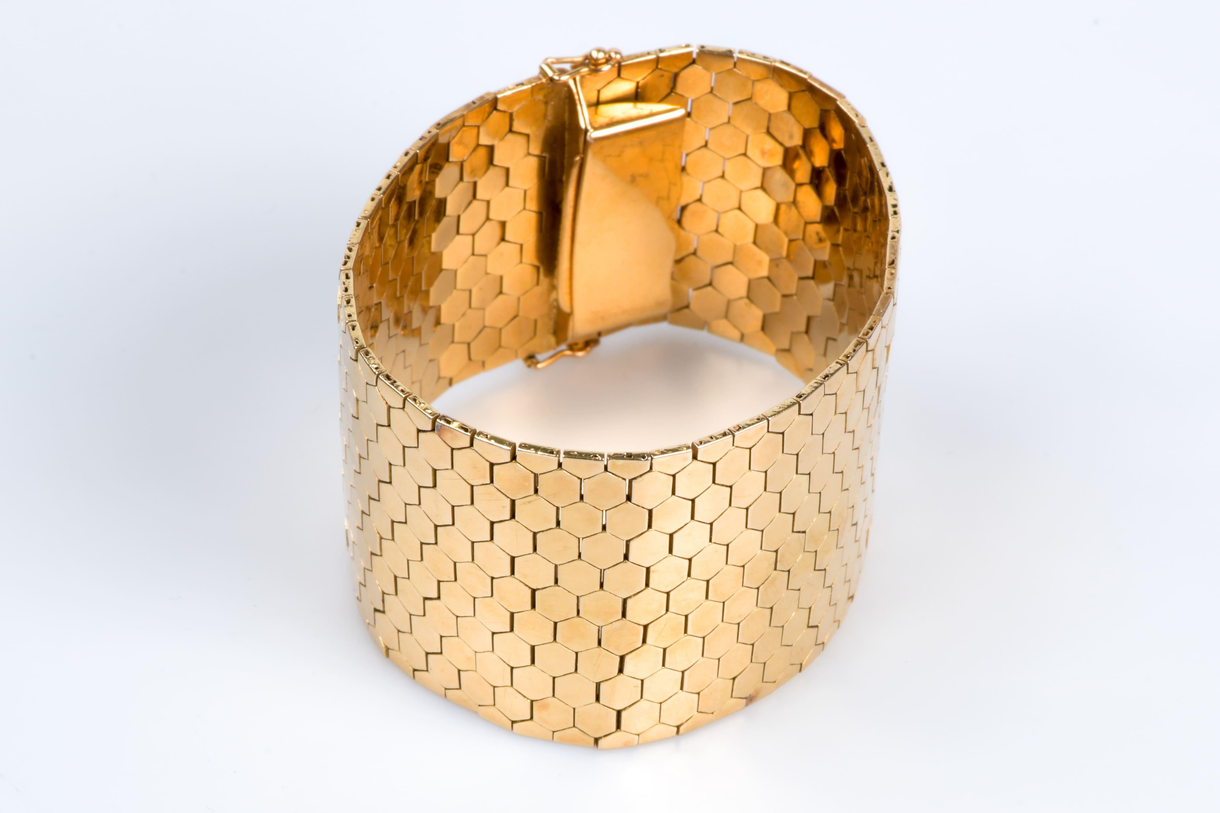 18-carat yellow gold bracelet in doormat mesh with ratchet clasp and safety eight . The soft mesh is very comfortable to wear, adapting to the wrist. It is a modern jewel that reflects elegance. It is perfect for special occasions or to add a touch