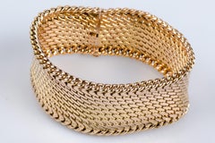 18 carat yellow gold bracelet in serpentine mesh with ratchet clasp.
