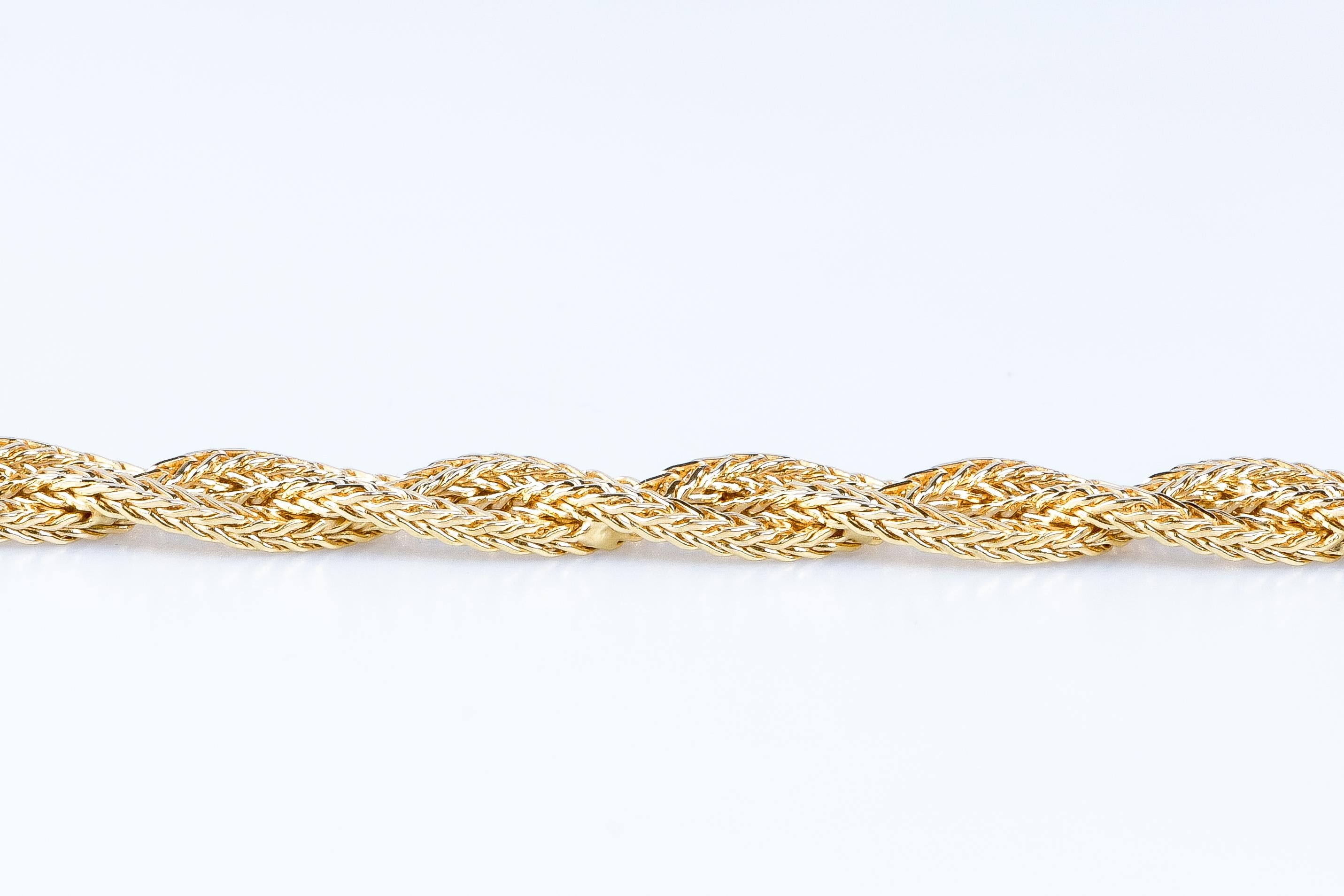 18 carat yellow gold braid bracelet. 

Weight: 22.60 gr. 

Dimensions : 18 x 0.94 cm

Jewel delivered in a luxurious box. 

Condition : Like new

18 carat gold eagle head hallmark on the jewel. 

Secure and express delivery within 24 to 48 hours. 