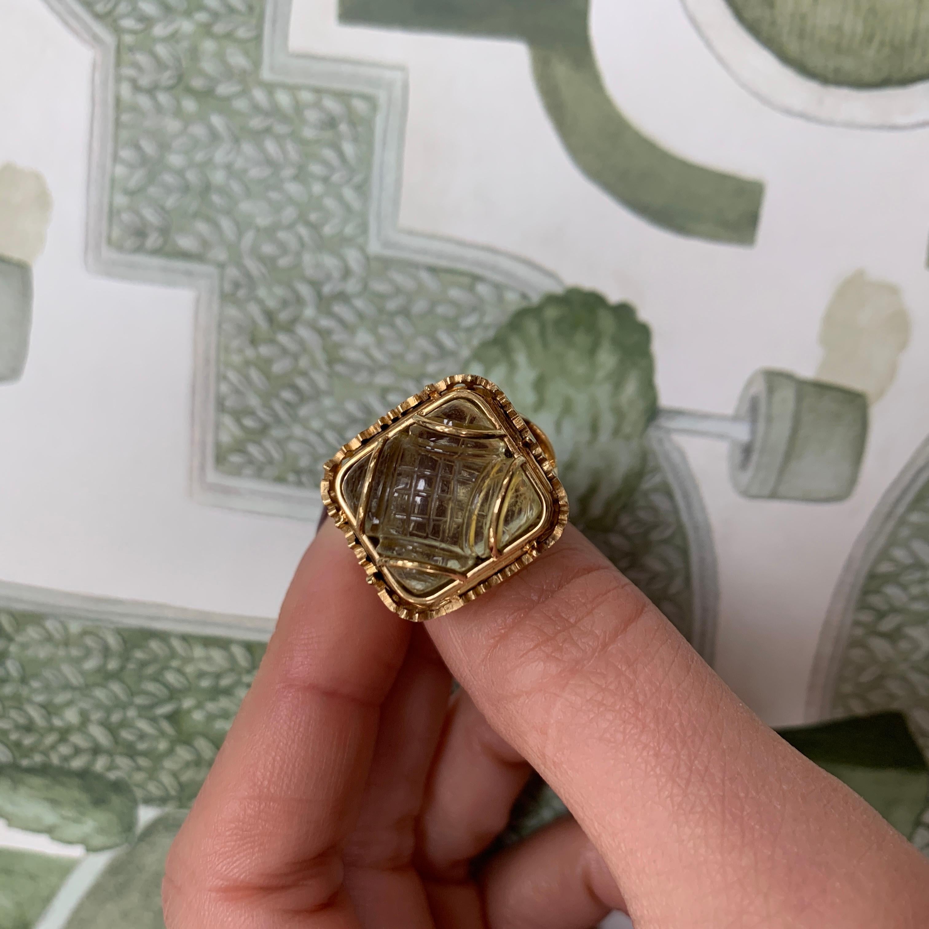 18 Carat Yellow Gold, Carved Lemon Quartz and Black Sapphire Cocktail Ring For Sale 2