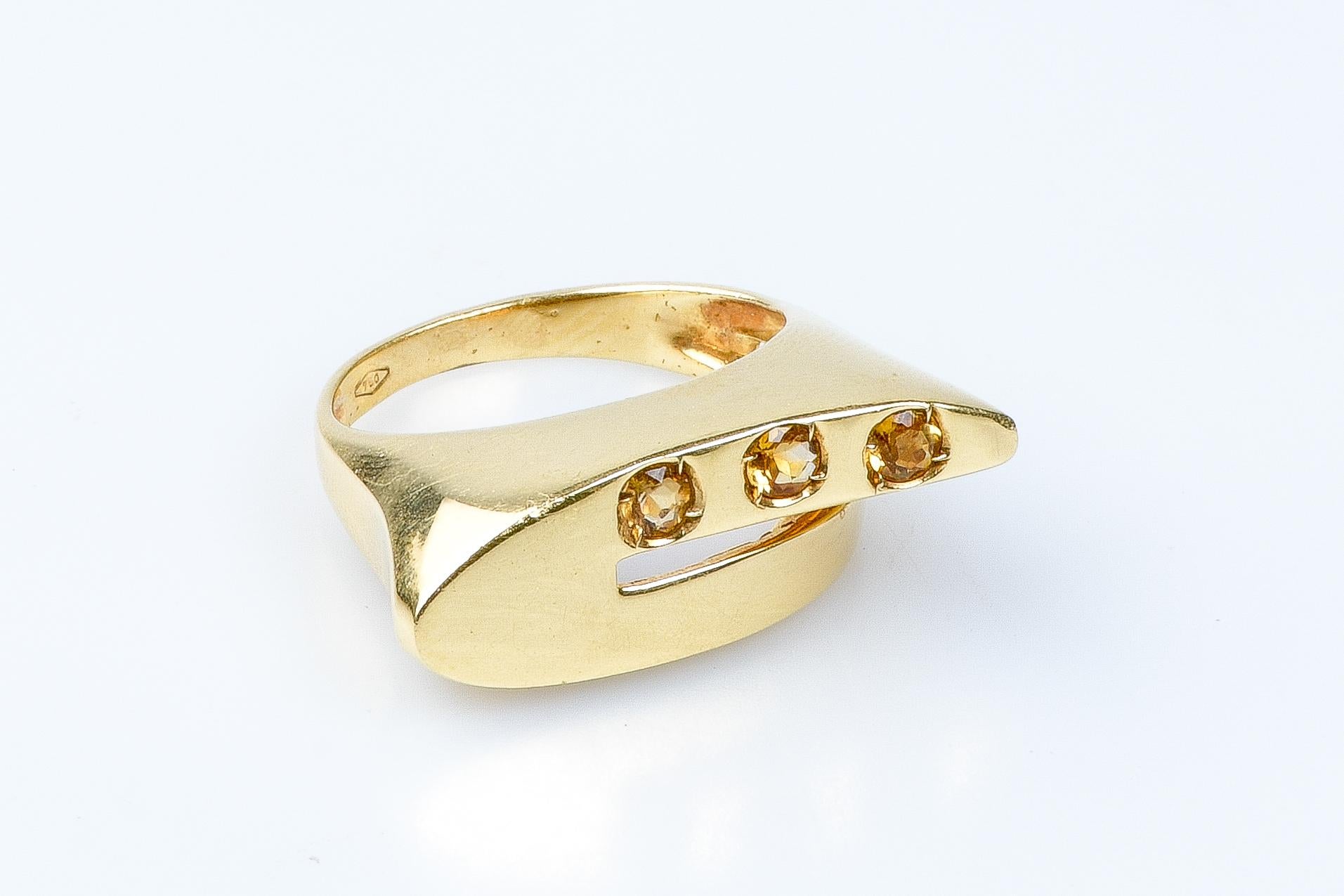 Round Cut 18 carat yellow gold citrines ring For Sale