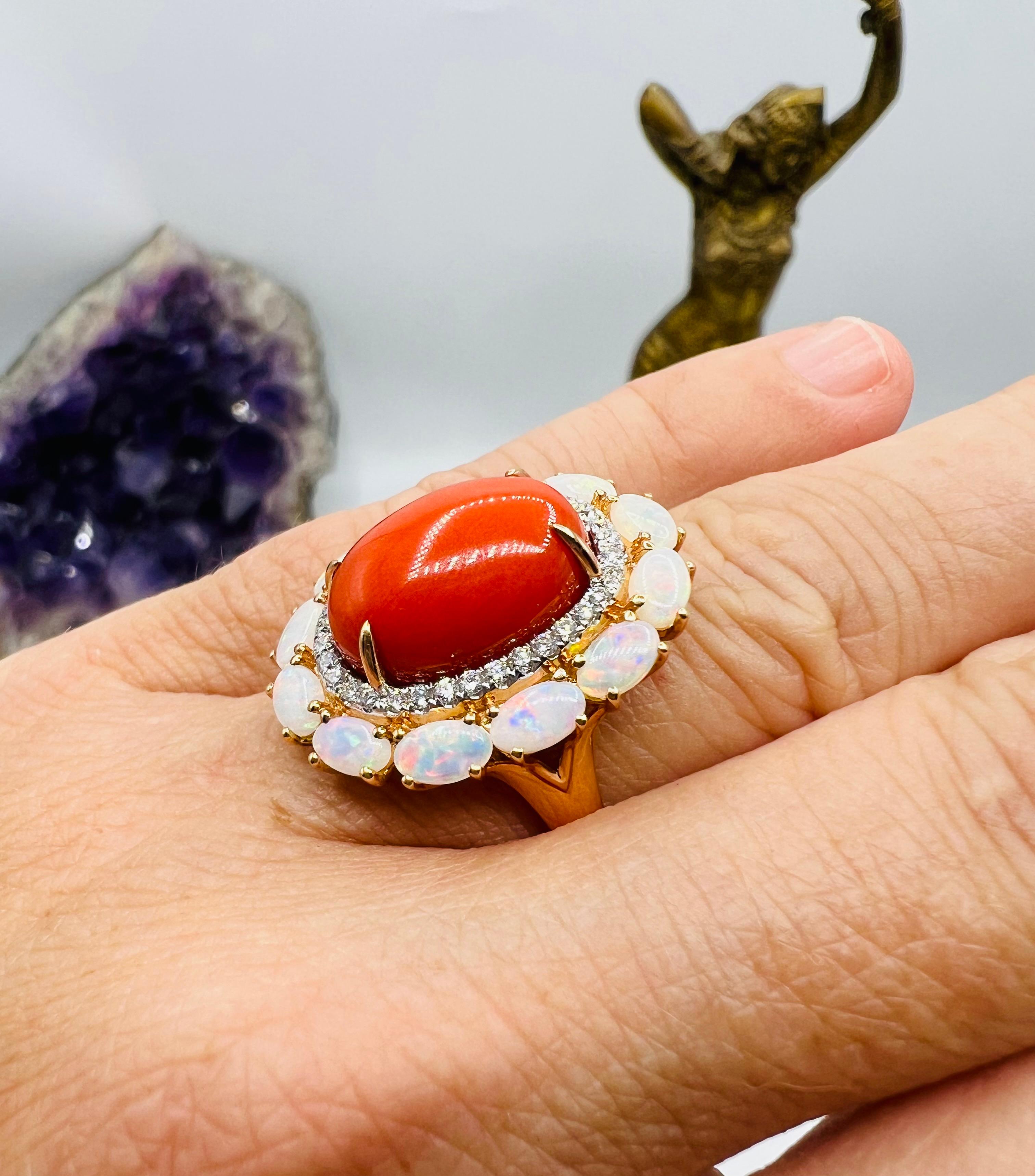 18- Carat Yellow Gold Cocktail Ring, Cabochon Coral Beautiful Red Opal Diamonds In Good Condition In SAINT-OUEN-SUR-SEINE, FR