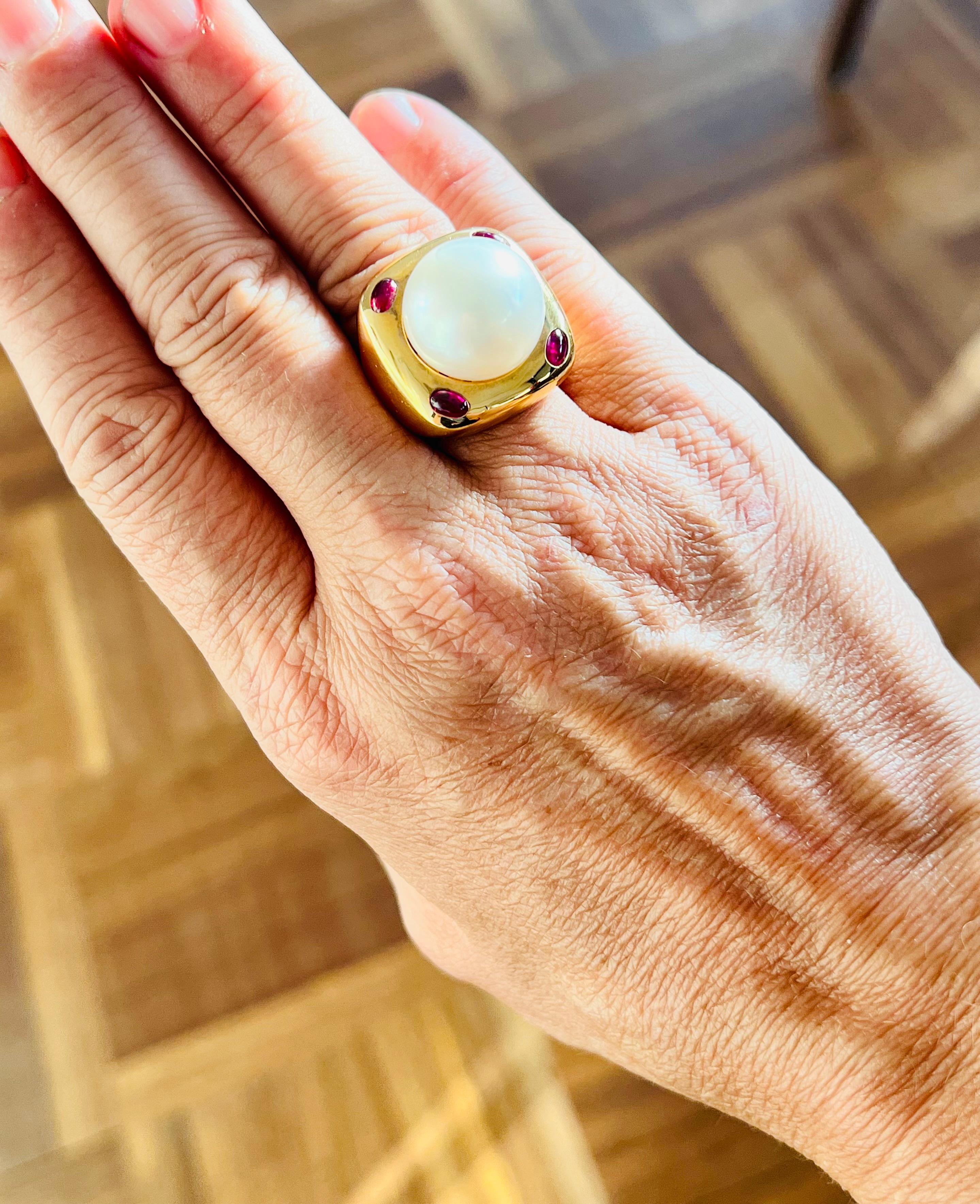 18 Carat Yellow Gold Cocktail Ring Set With A South Sea Pearl Ruby Cabochon 12