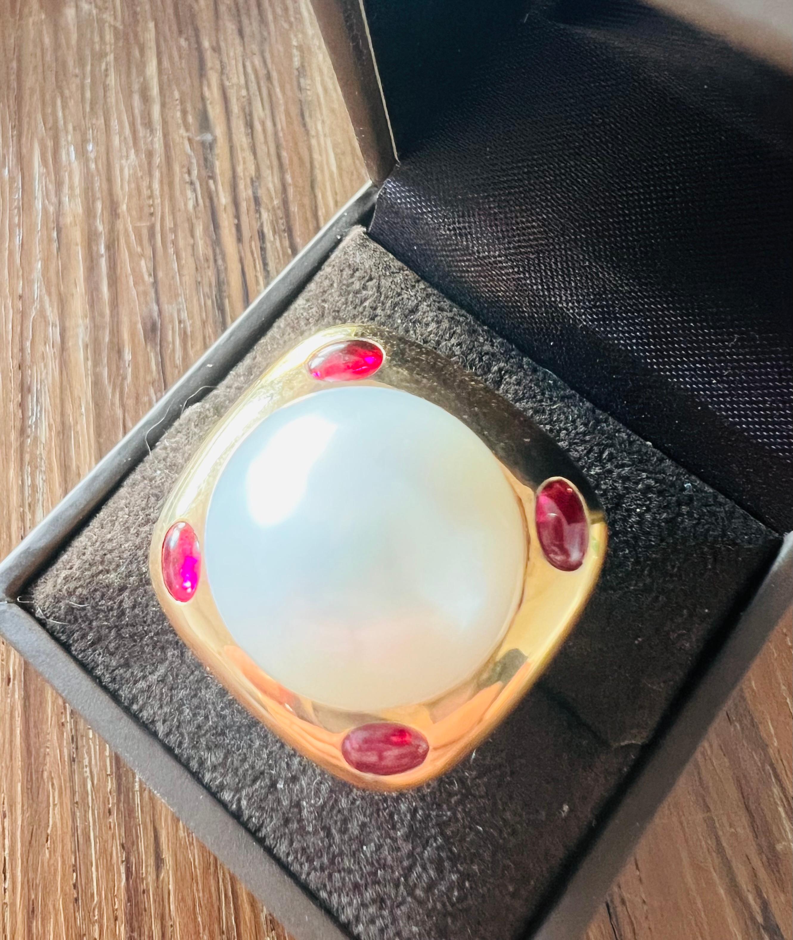 Superb yellow 18-carat gold ring,

Set with a pearl from the southern seas with a diameter of 1,620 centimeters, the pearl layer is very intense, it is quite rare to find such an important and regular pearl in these proportions

Size around the