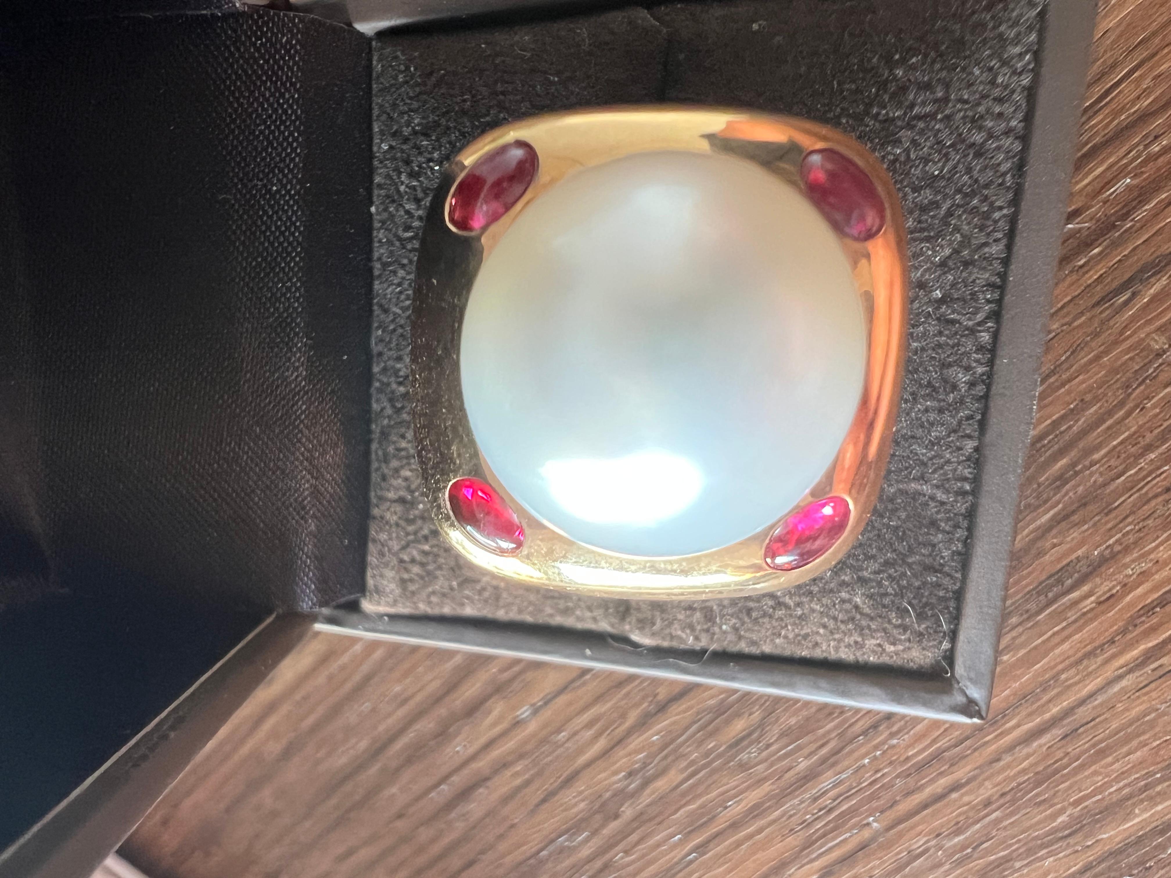 18 Carat Yellow Gold Cocktail Ring Set With A South Sea Pearl Ruby Cabochon In Good Condition In SAINT-OUEN-SUR-SEINE, FR