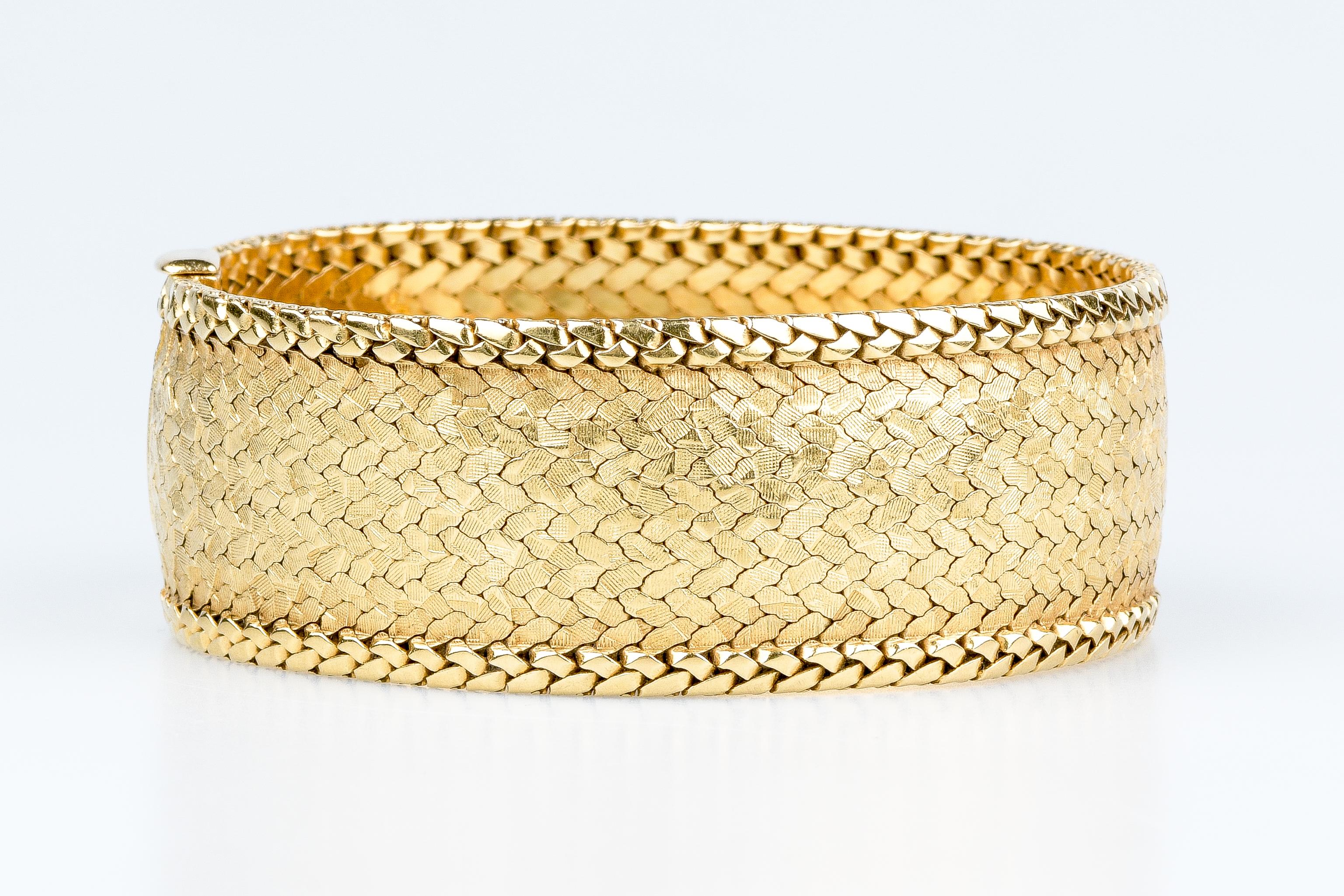 18 carat yellow gold cuff bracelet designed with a flat mesh.

 Weight : 61.10 gr. 

Dimensions : 19 x 2.22 cm

Jewel delivered in a luxurious box. 

Condition : Like new

18 carat gold eagle head hallmark on the jewel. 

Secure and express delivery