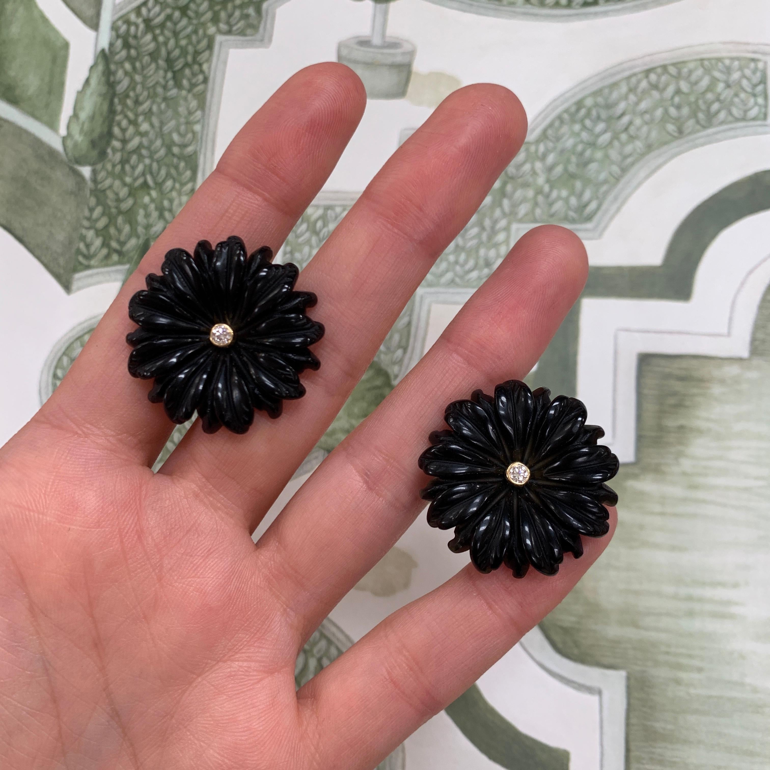 18 Carat Yellow Gold, Diamond and Hand Carved Onyx Daisy Flower Earrings In New Condition For Sale In London, GB