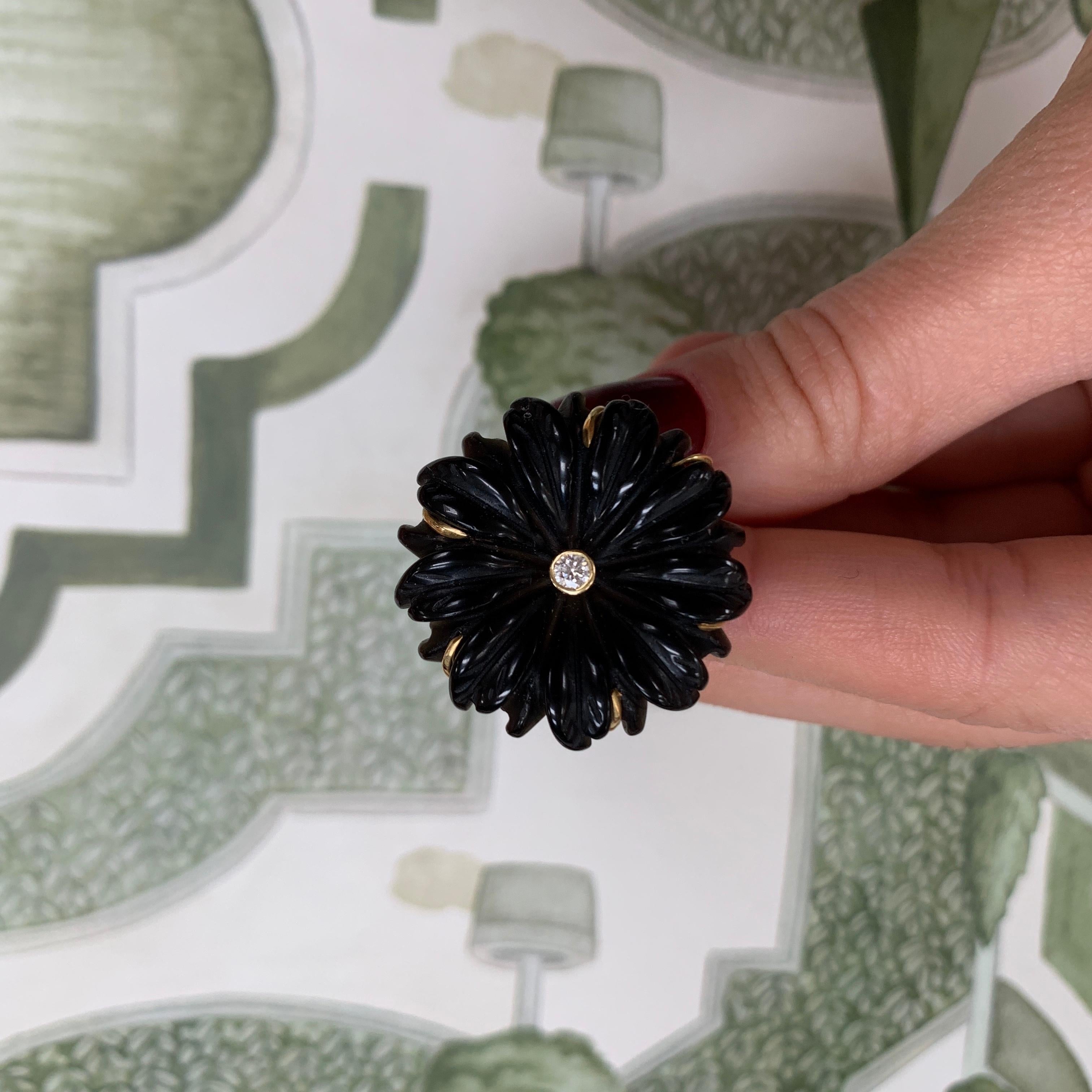 18ct Yellow Gold, Diamond and Hand Carved Onyx Daisy Flower Ring In New Condition For Sale In London, GB