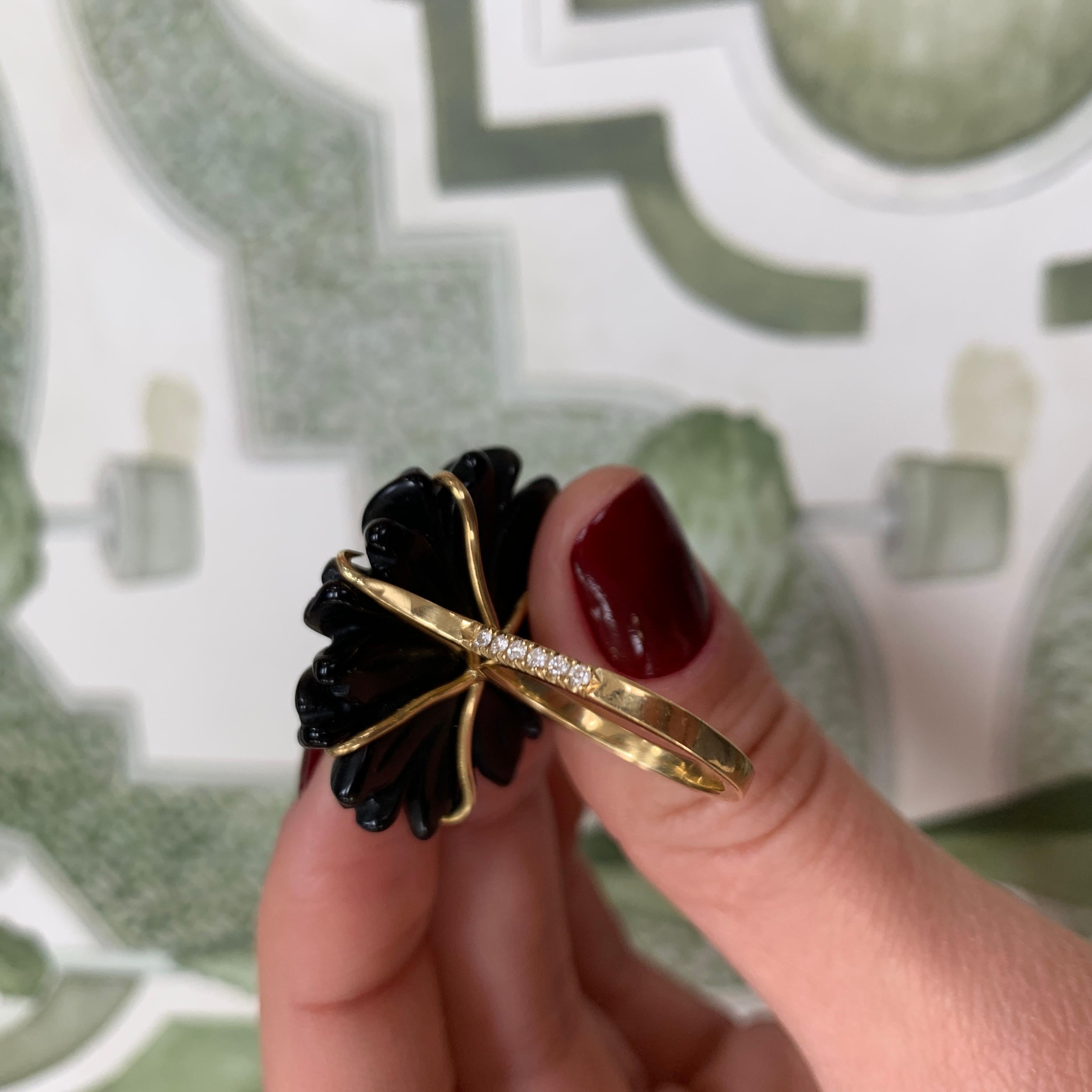 18ct Yellow Gold, Diamond and Hand Carved Onyx Daisy Flower Ring For Sale 2