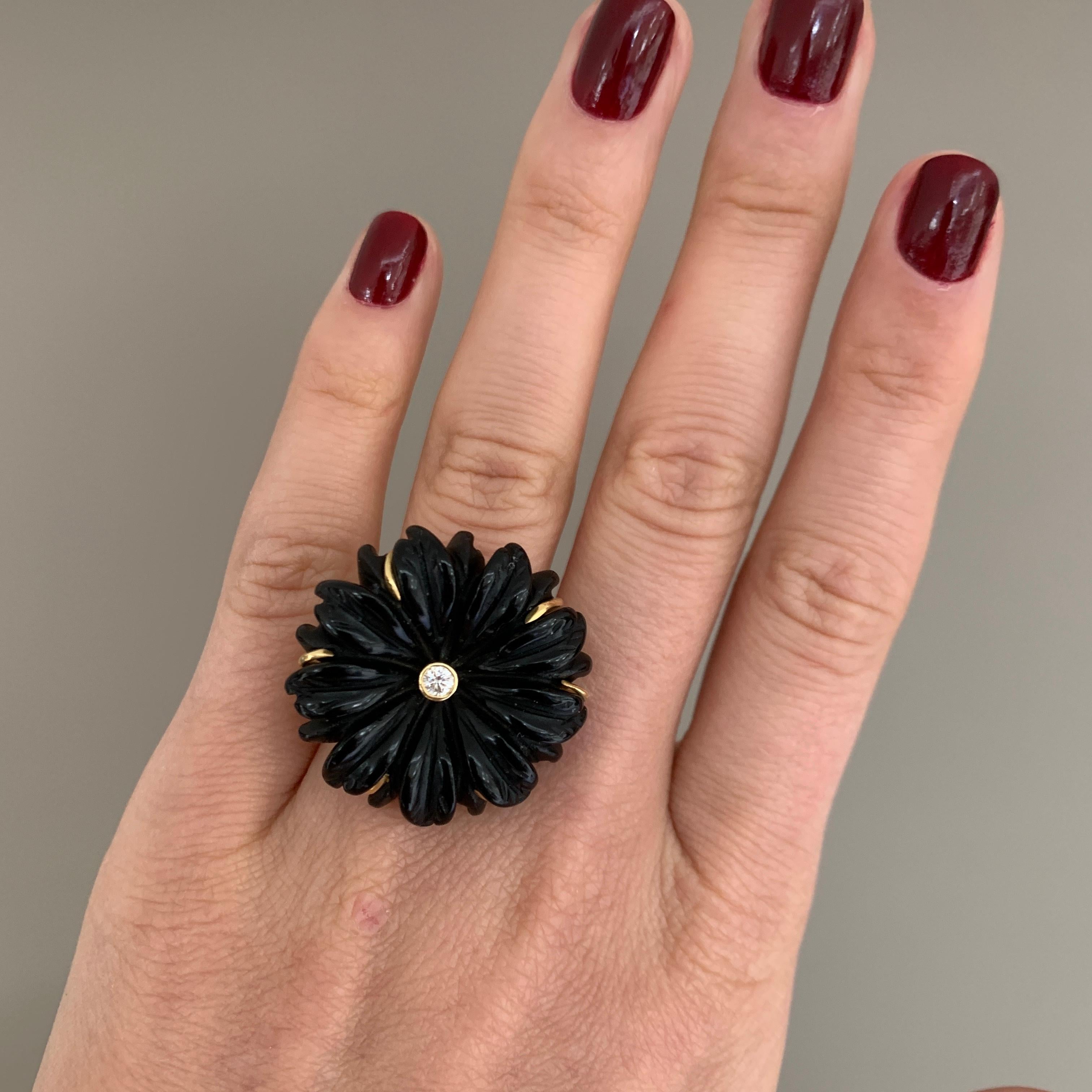 18ct Yellow Gold, Diamond and Hand Carved Onyx Daisy Flower Ring For Sale 3
