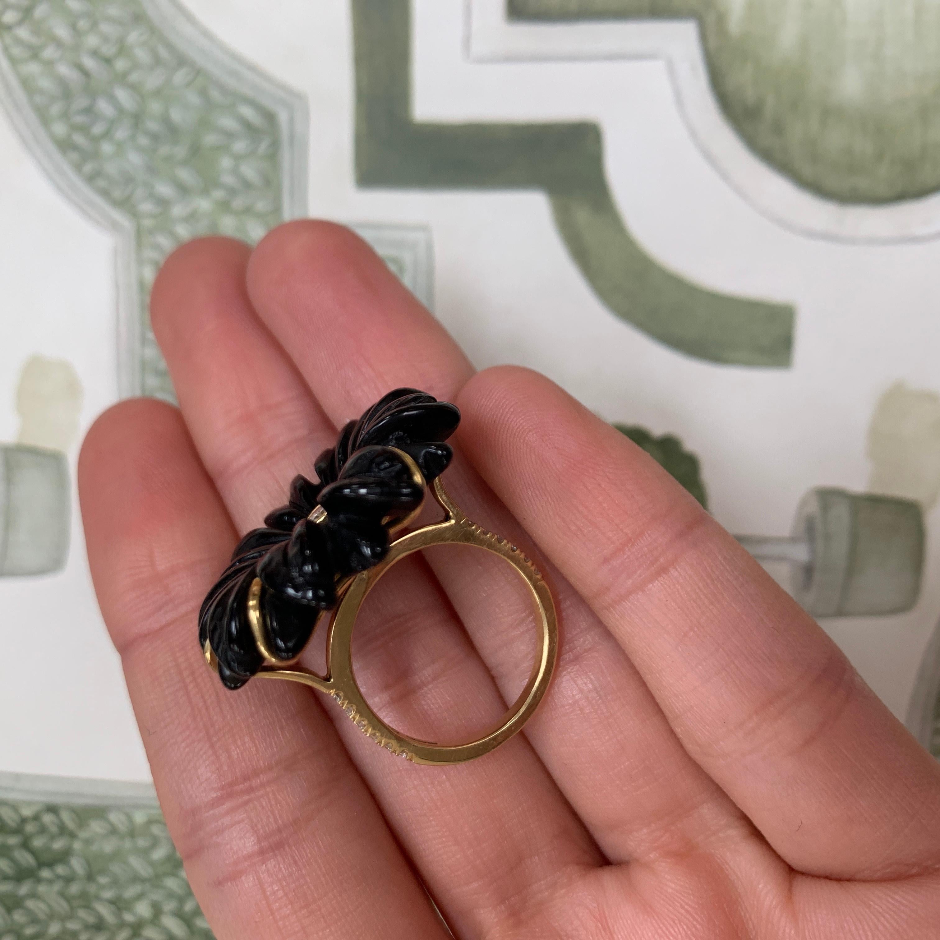 18ct Yellow Gold, Diamond and Hand Carved Onyx Daisy Flower Ring For Sale 1