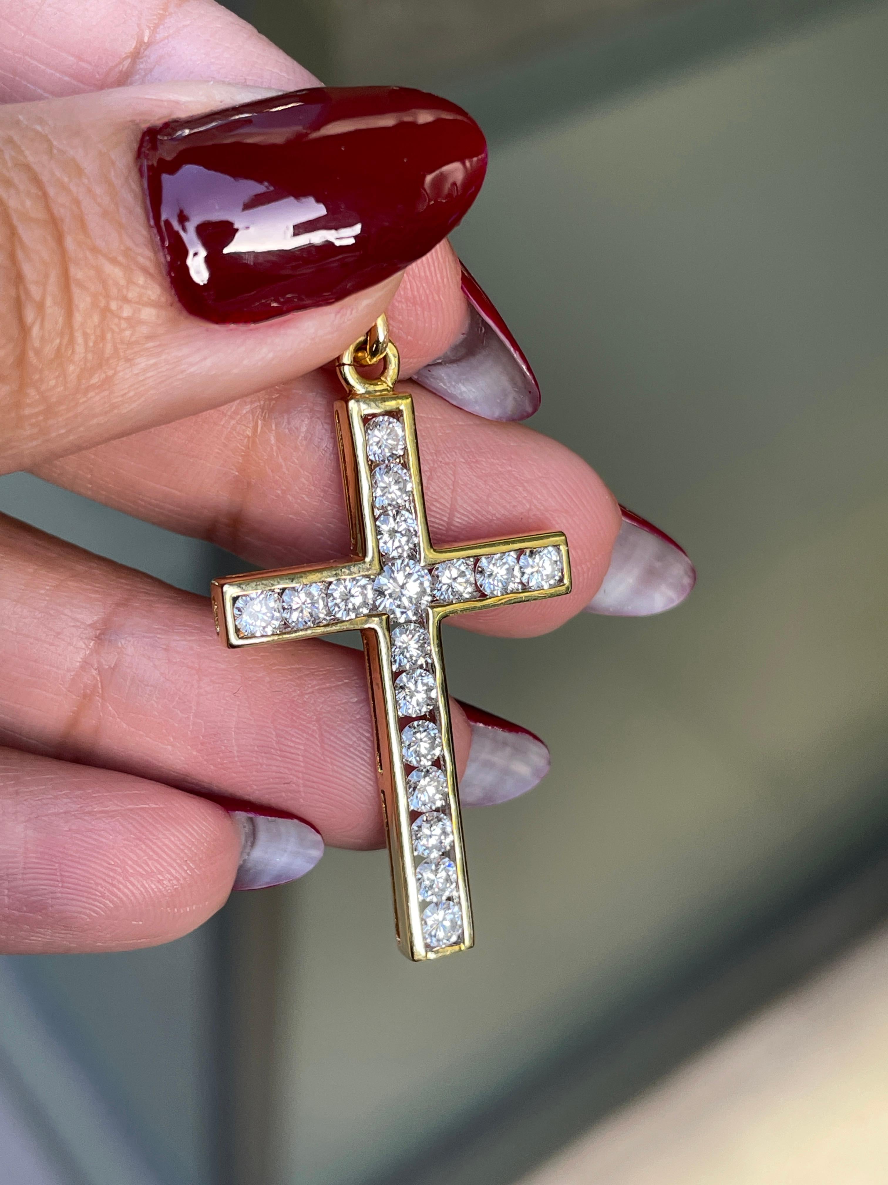 Pendentif croix en or jaune 18 carats et diamants Excellent état - En vente à London, GB