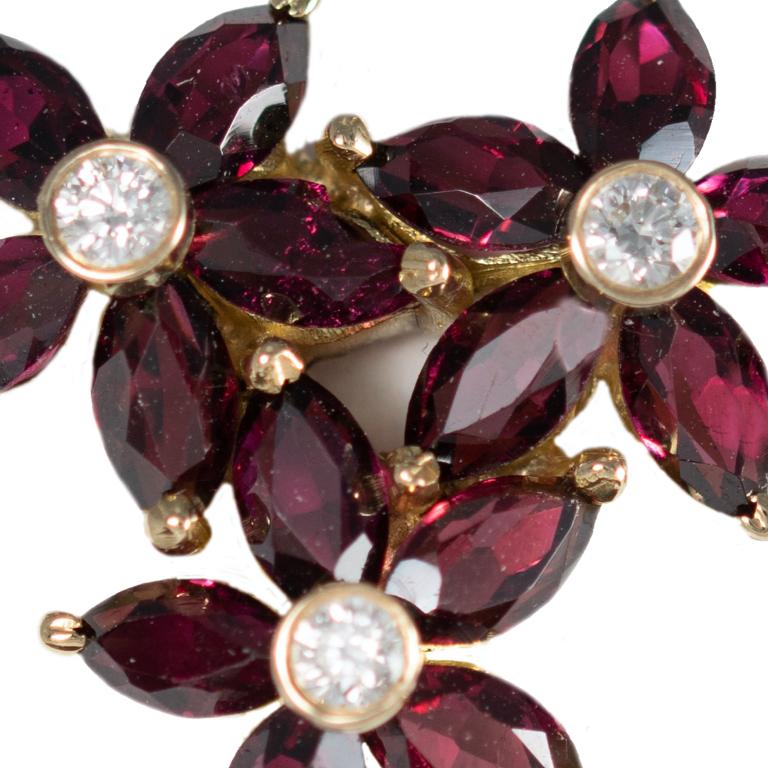 18 Carat Yellow Gold Diamond and Garnet Cluster Earrings In New Condition For Sale In London, GB