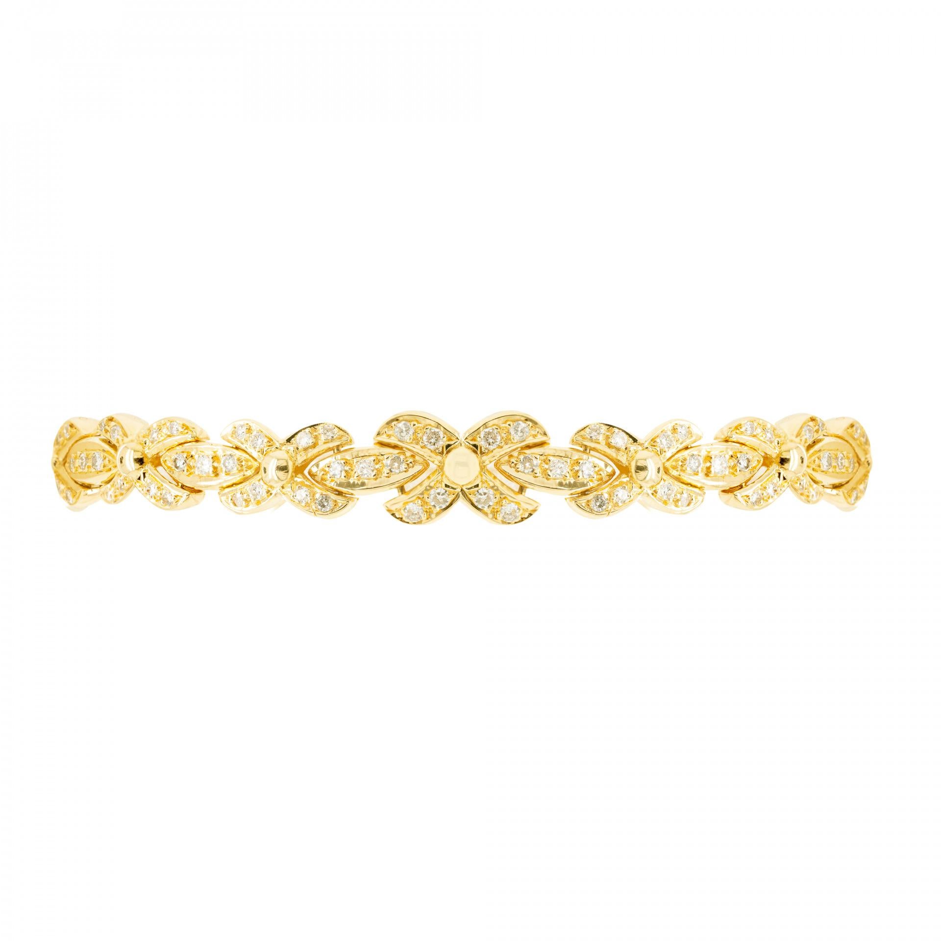 Ce merveilleux bracelet en or jaune 18 carats est conçu avec une alternance de maillons en forme de 