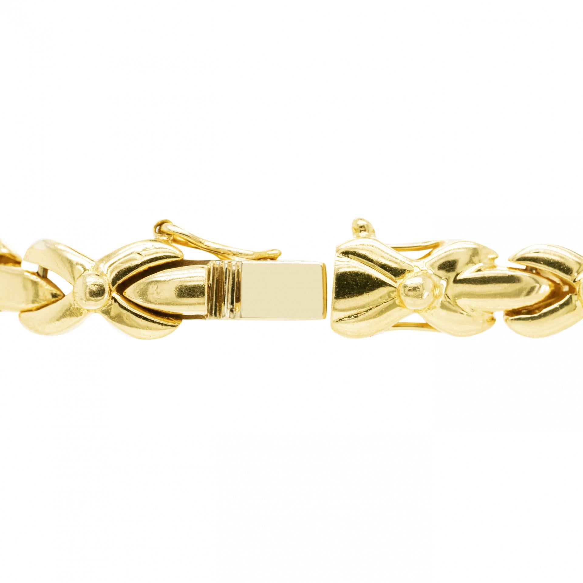 Modern 18 Carat Yellow Gold Diamond Kiss Link Bracelet For Sale