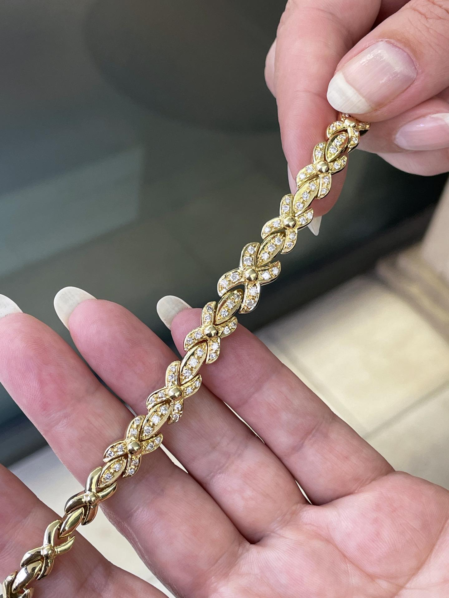 Brilliant Cut 18 Carat Yellow Gold Diamond Kiss Link Bracelet For Sale