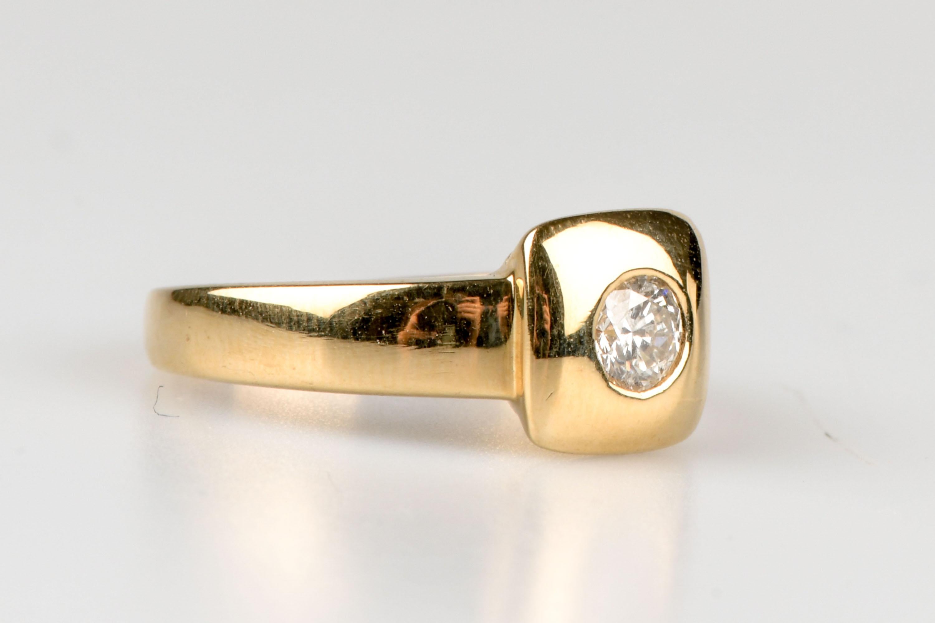 Anillo de oro amarillo de 18 quilates diseñado con 1 diamante redondo talla brillante de 0,40 quilates.               

Calidad del diamante
Color: H
Claridad: VS

Peso : 3,50 gr.

Talla : EU : 50 - ES/IT : 10 - US : 5.5

Dimensiones : 0,84 x 0,84 x