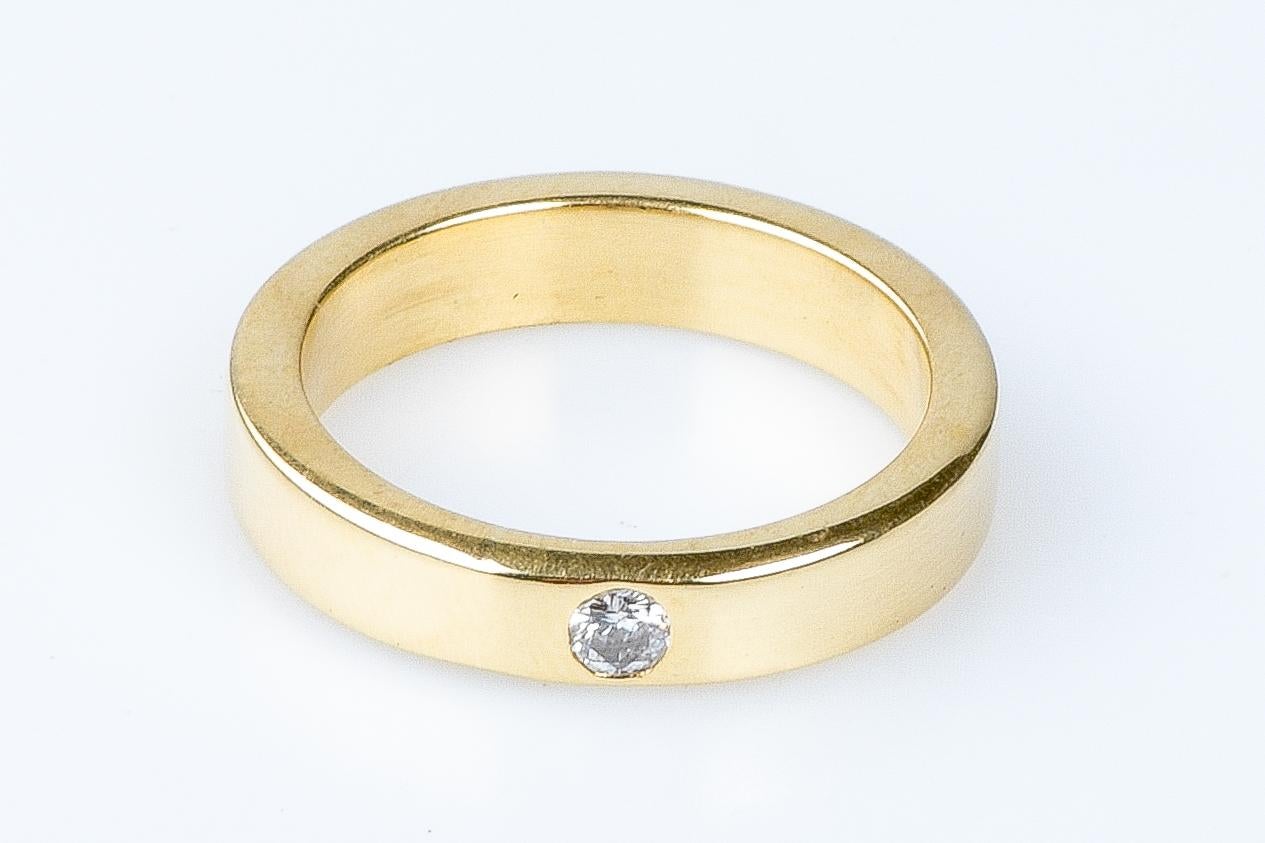18 carat yellow gold ring designed with 1 round brillant cut diamond weighing 0.068 carat. 

Quality of the diamond
Color: H
Clarity: SI

Weight: 7.64 gr. 

Size: EU: 53 - SP/IT: 13 - US: 6.5

Dimensions : 0.40 x 0.40 cm

Jewel delivered with a