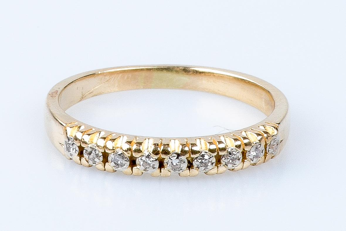 Round Cut 18 carat yellow gold diamond ring For Sale