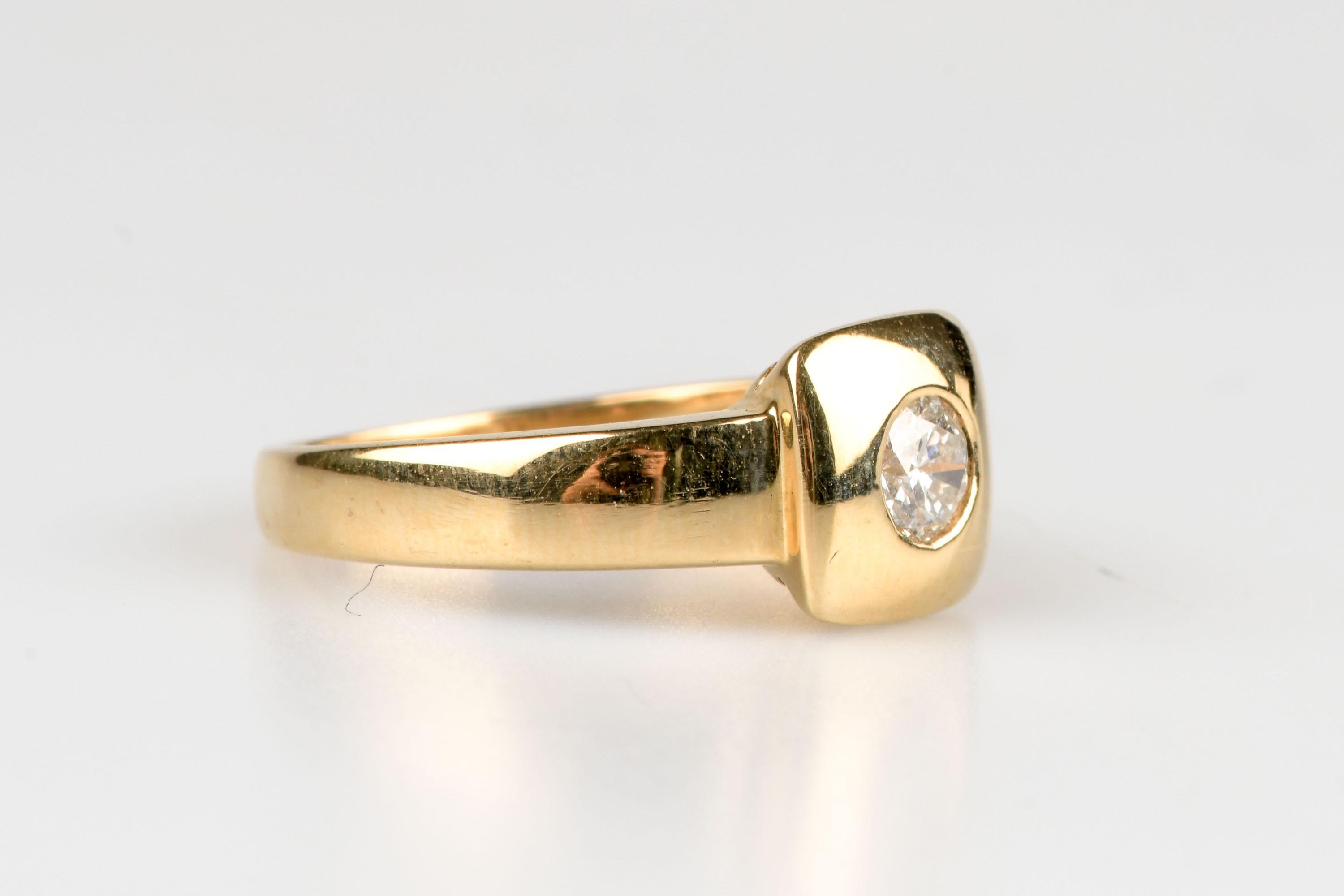 Round Cut 18 carat yellow gold diamond ring For Sale