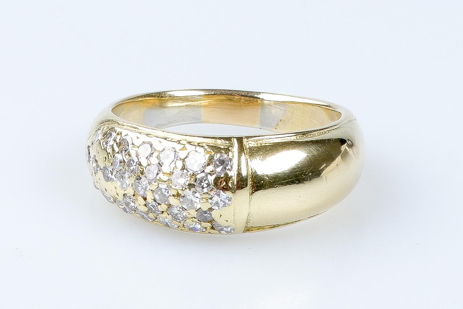 18 carat yellow gold ring designed with a gradation of 31 round brillant cut diamonds, 10 diamonds weighing 0.24 carats, 10 diamonds weighing 0.12 carats and 11 diamonds weighing 0.11 carats.

Quality of the diamond
Color: H
Clarity: SI

Weight :