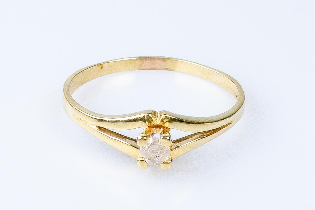 18 carat yellow gold ring designed with 1 round brillant cut diamond weighing 0.17 carats.

Quality of the diamond
Color : H
Clarity : SI

 Weight : 2.30 gr.

Size : EU : 60  - SP/IT : 20 - US : 9.5

Dimensions : 0.57 x 0.16 cm 

Jewel delivered in