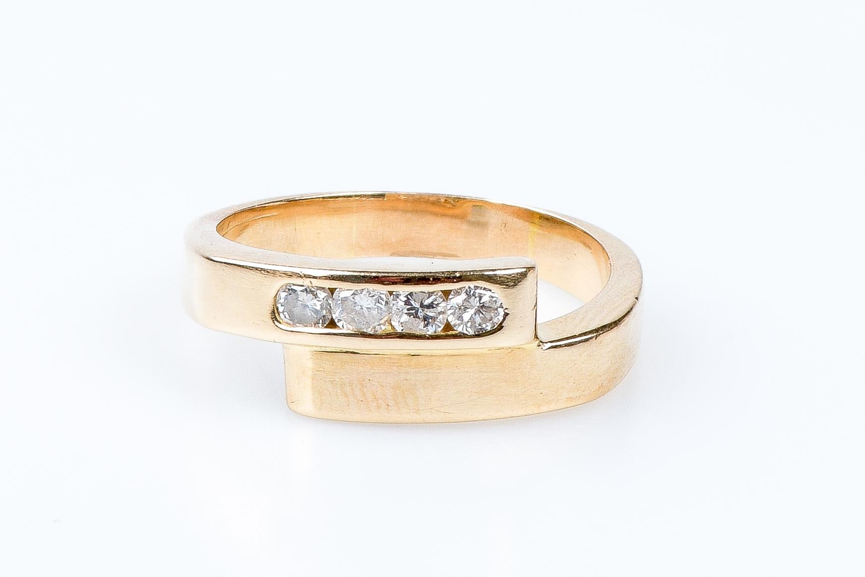 Round Cut 18 carat yellow gold diamonds ring 