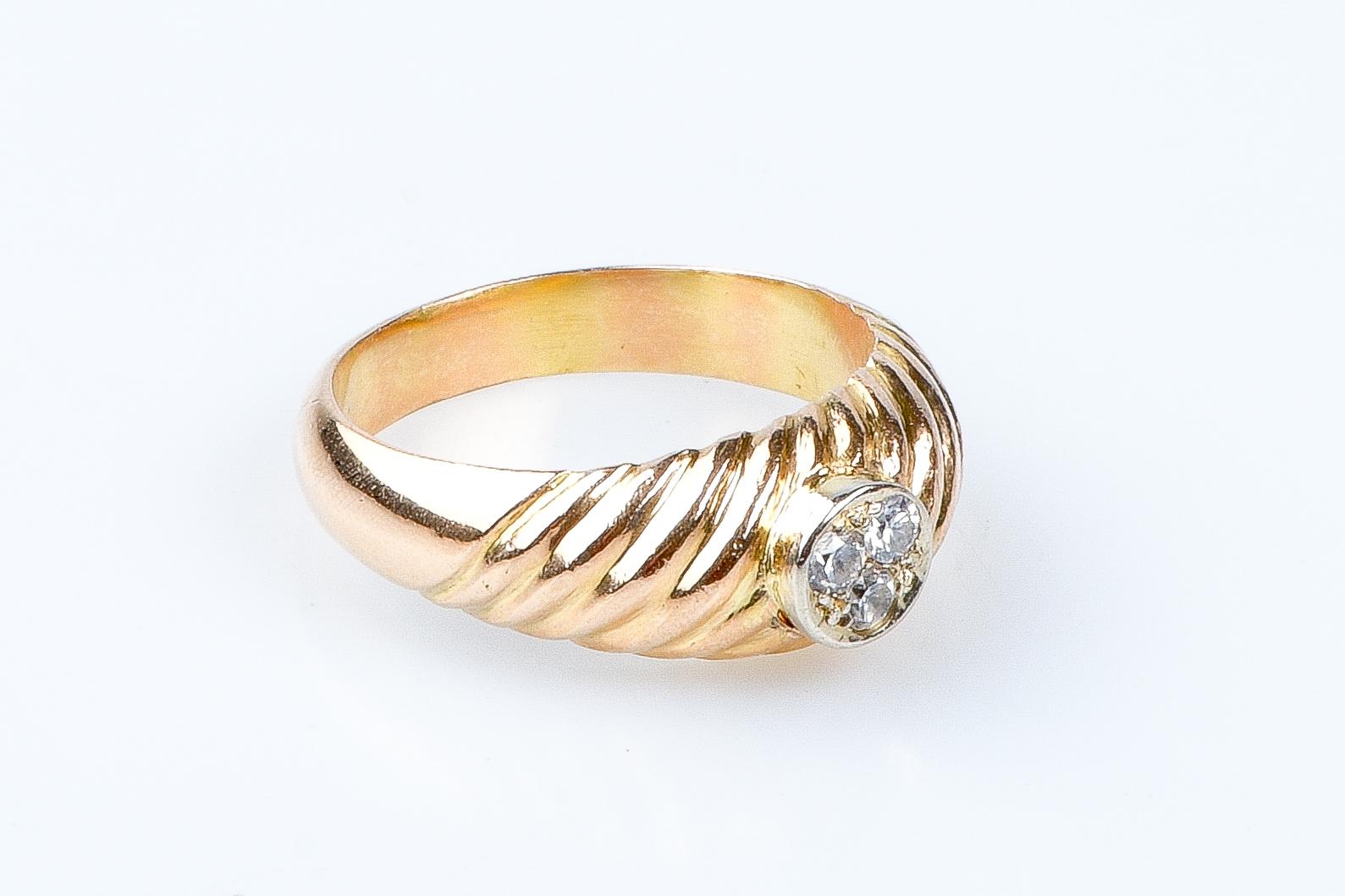 Round Cut 18 carat yellow gold diamonds ring For Sale