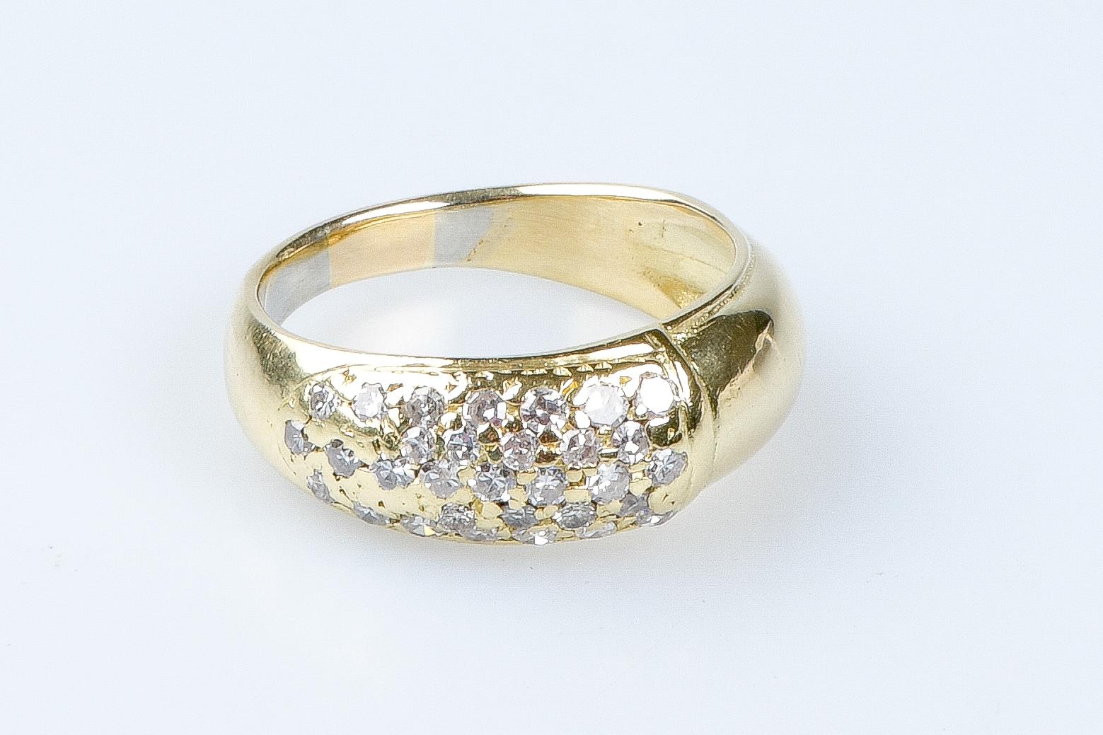 Round Cut 18 carat yellow gold diamonds ring For Sale