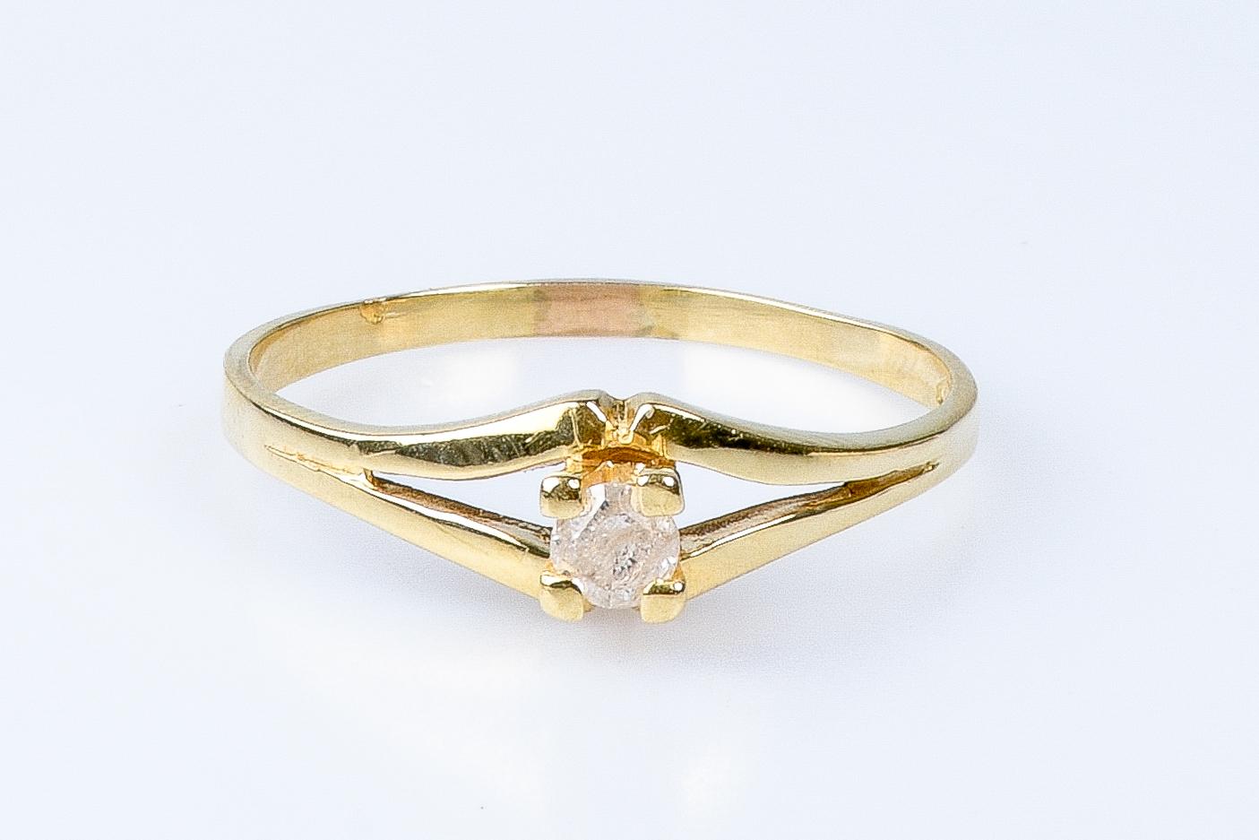 Round Cut 18 carat yellow gold diamonds ring For Sale