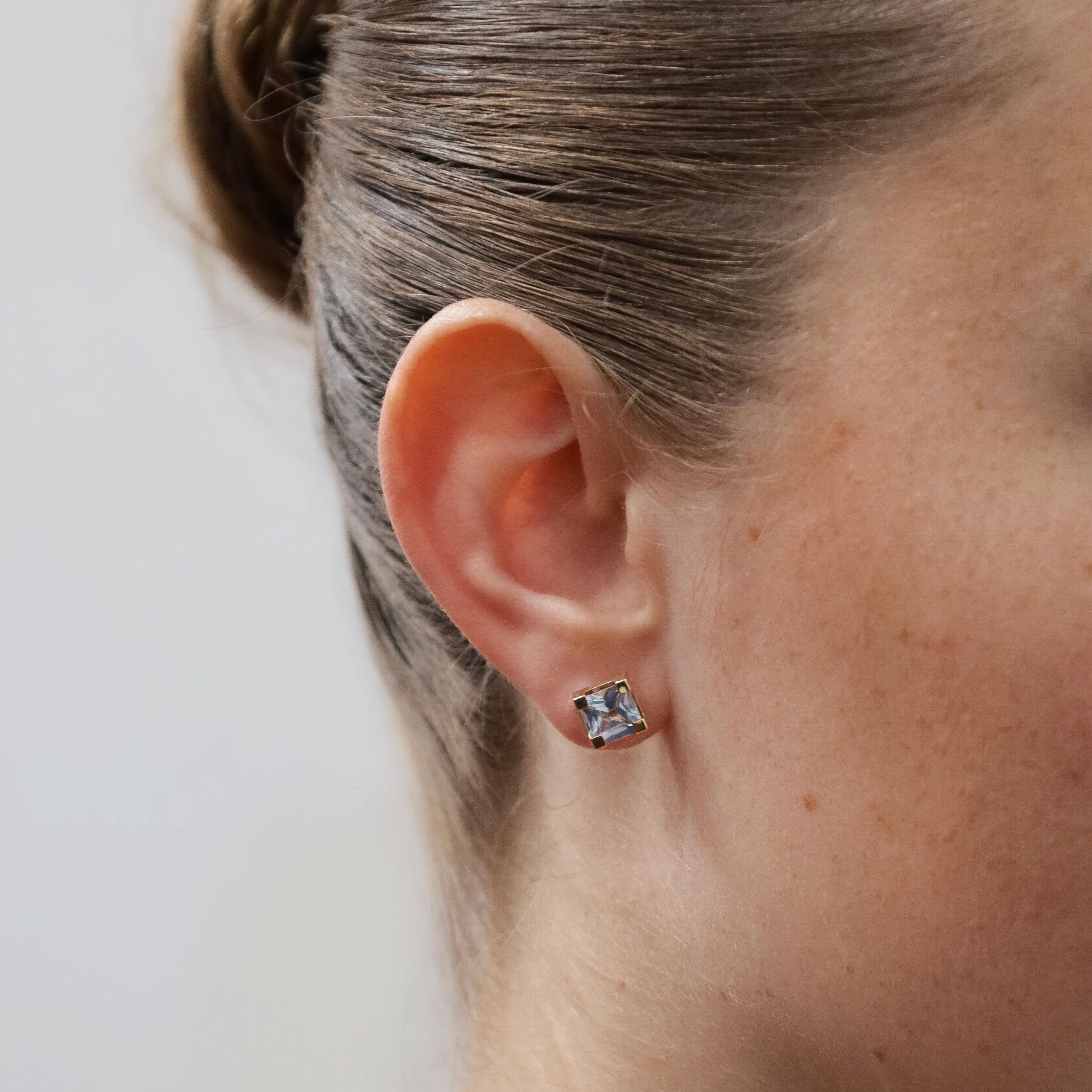 Square Cut 18 carat yellow gold earrings with square faceted aquamarines 4 carat