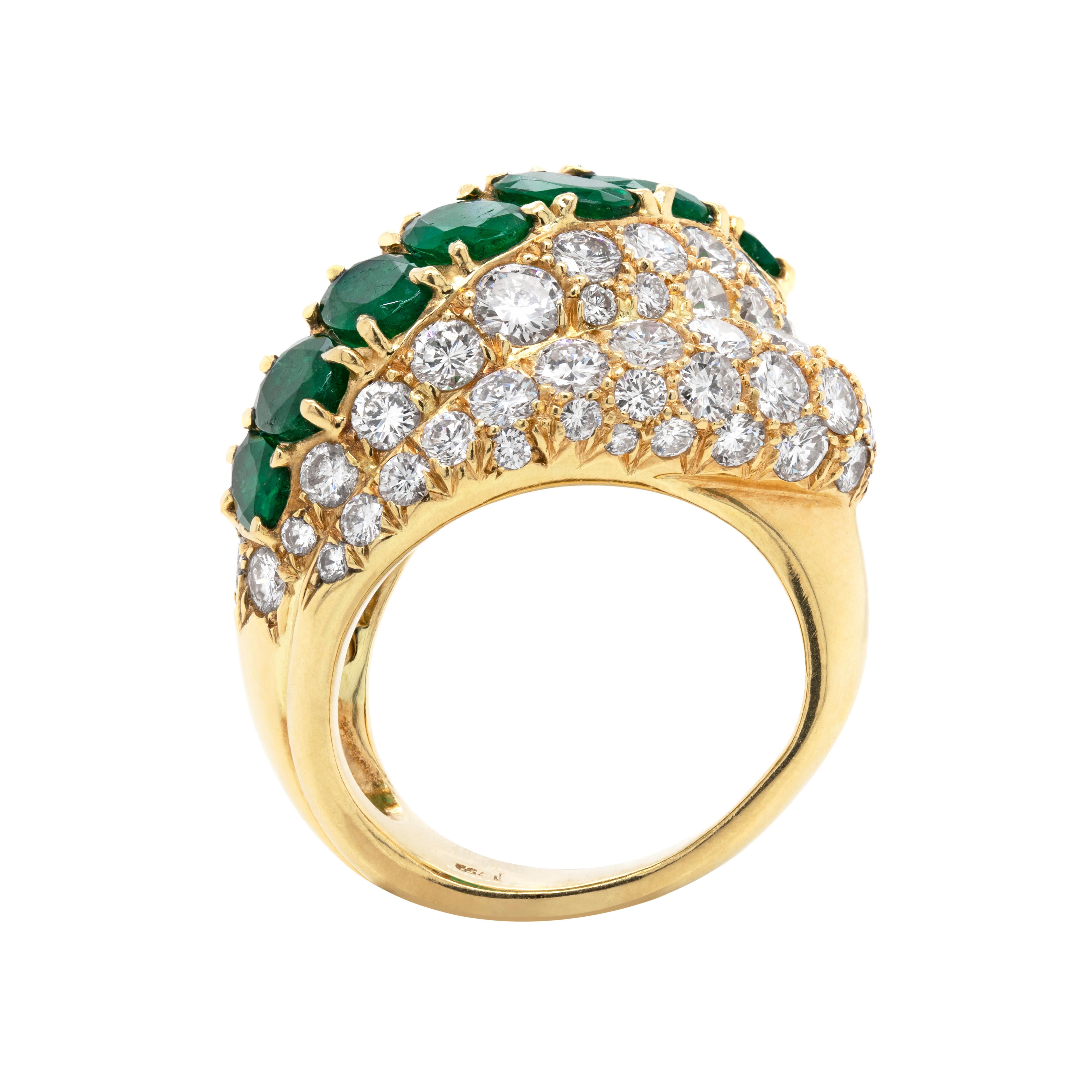 18 Karat Gelbgold Cocktail-Ring mit Smaragd und Diamant (Ovalschliff) im Angebot